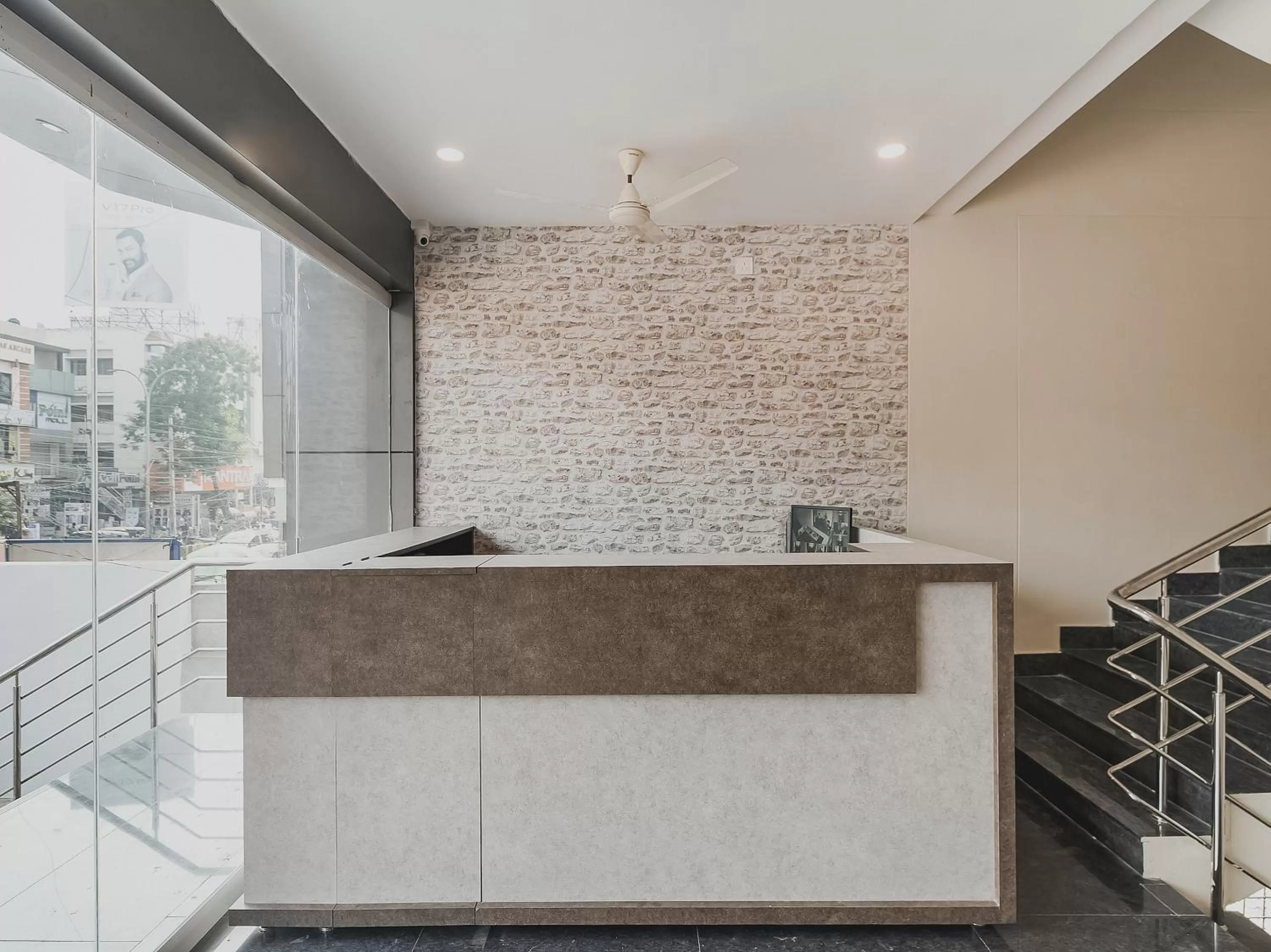 Lobby or reception, Kitchen/Kitchenette in Capital O Hotel Green Tree