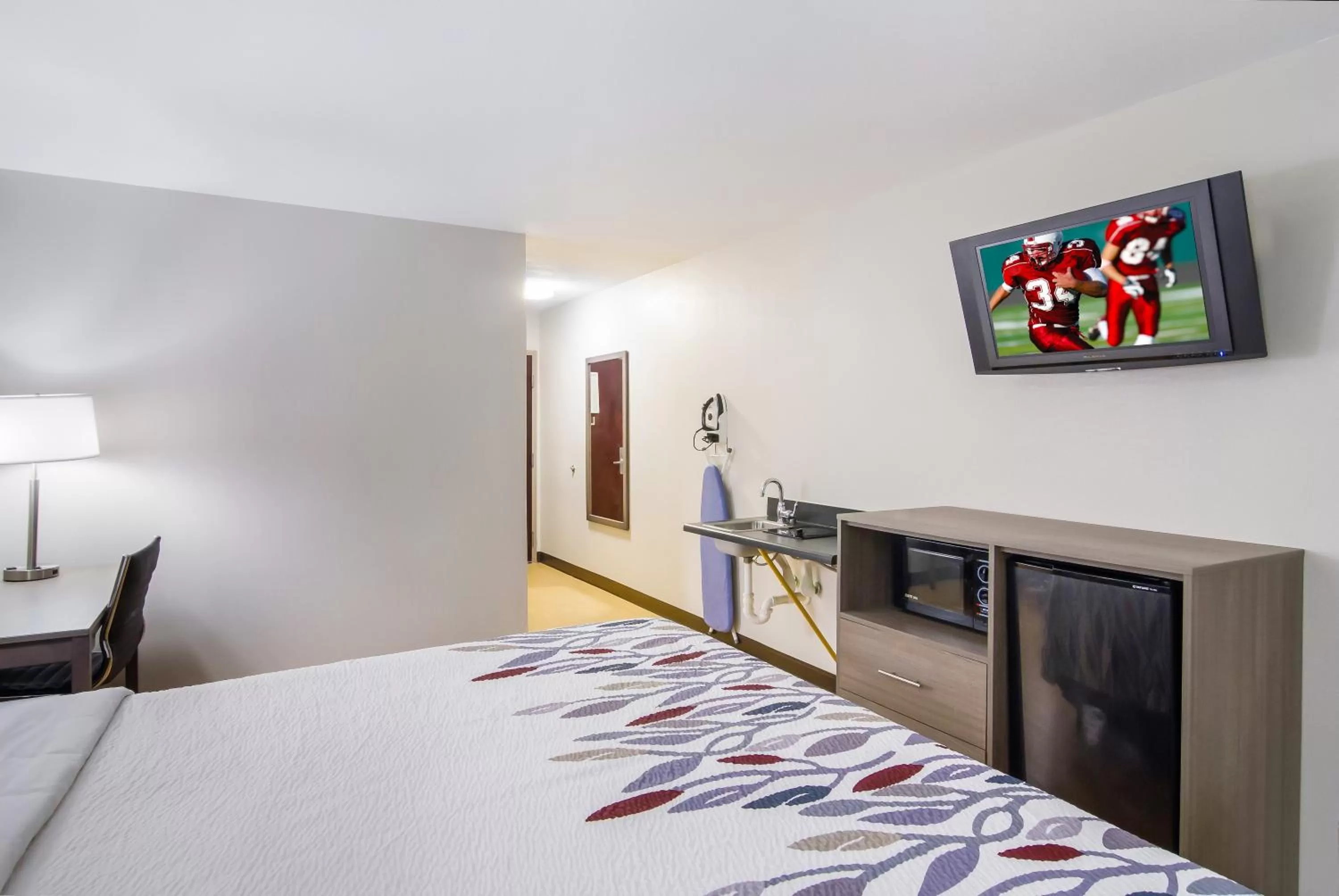 Photo of the whole room, Bed in Red Roof Inn I-95 North Brunswick Darien