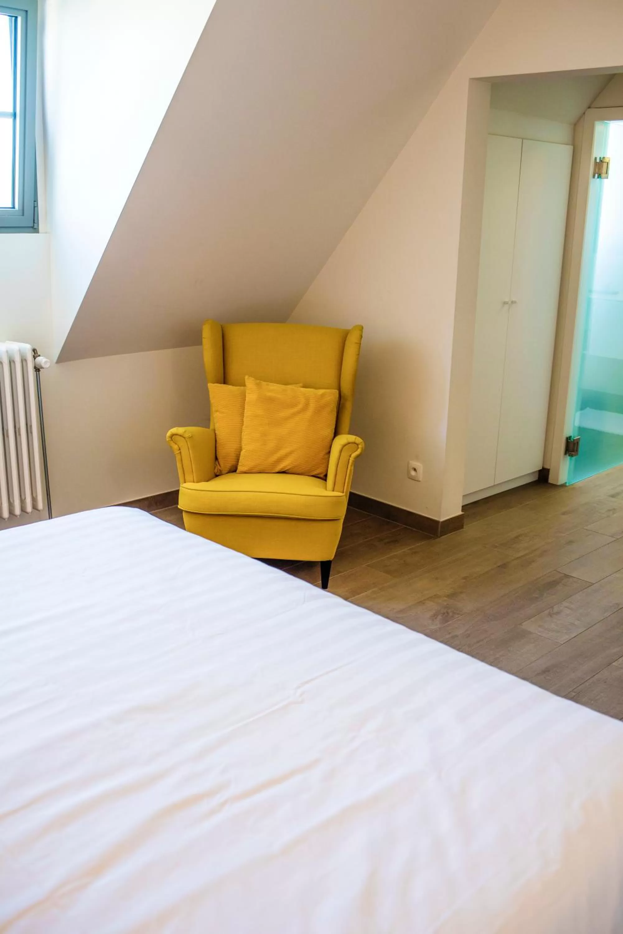 Seating area, Bed in Aquarand