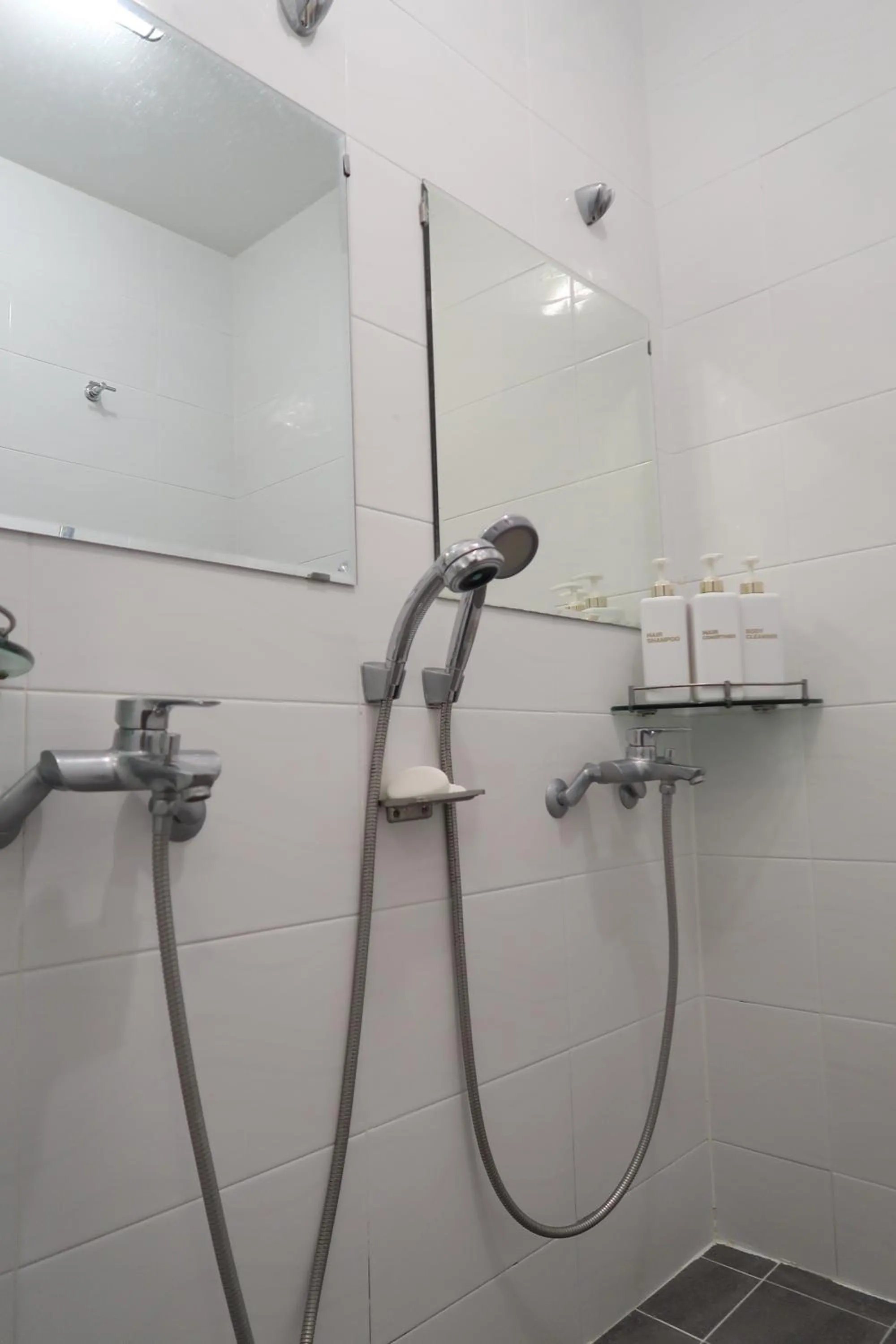 Shower in Andong Poong-gyung HOSTEL n LIBRARY
