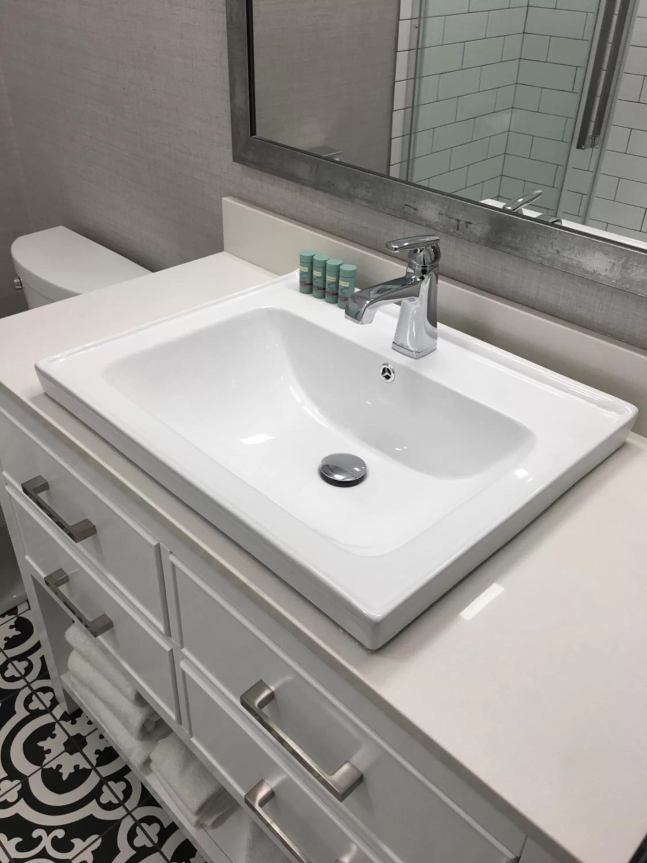 Bathroom in Riverside inn hannibal