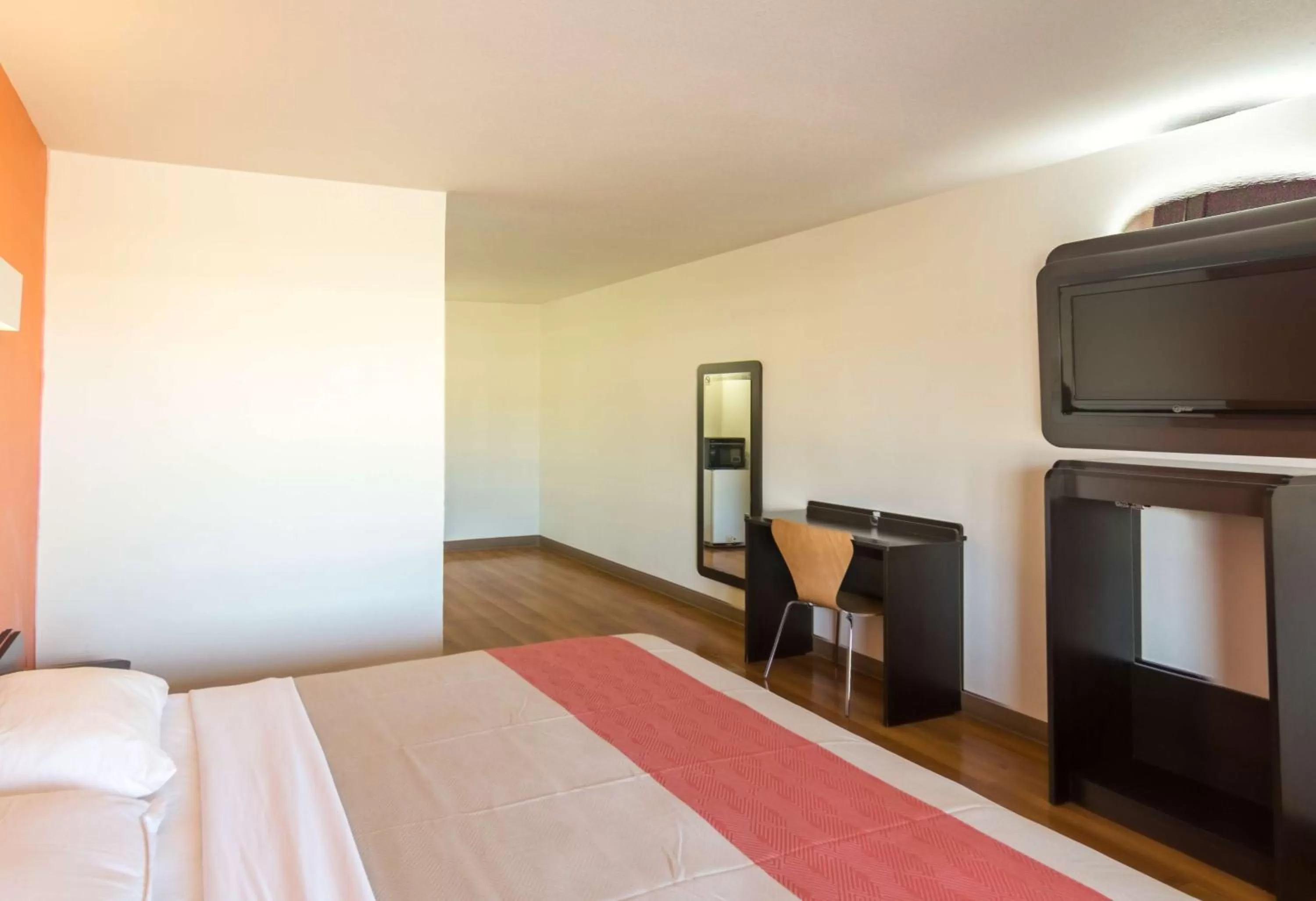 TV and multimedia, Bed in Motel 6-Wichita Falls, TX - North