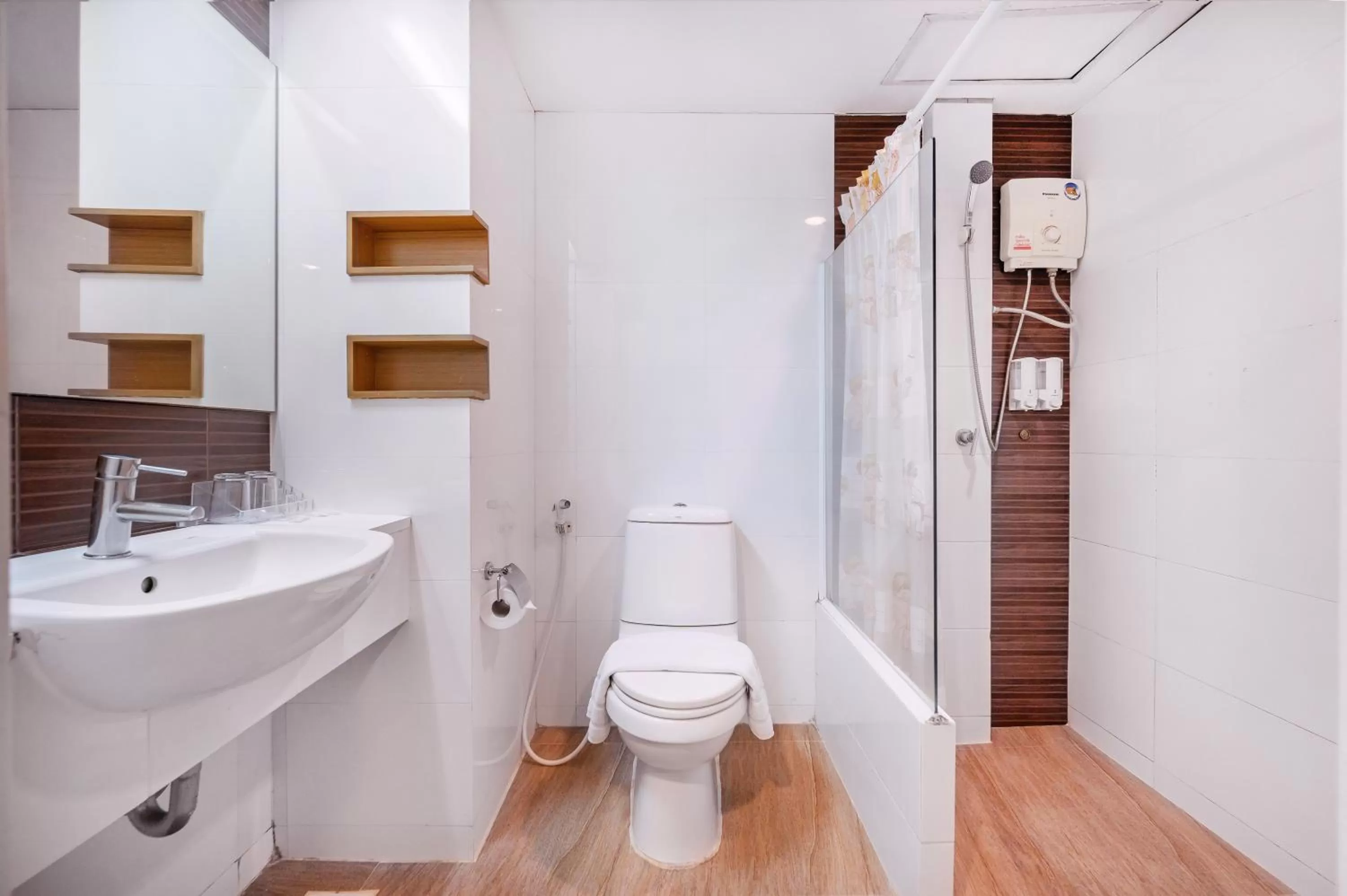 Shower in P2 Boutique