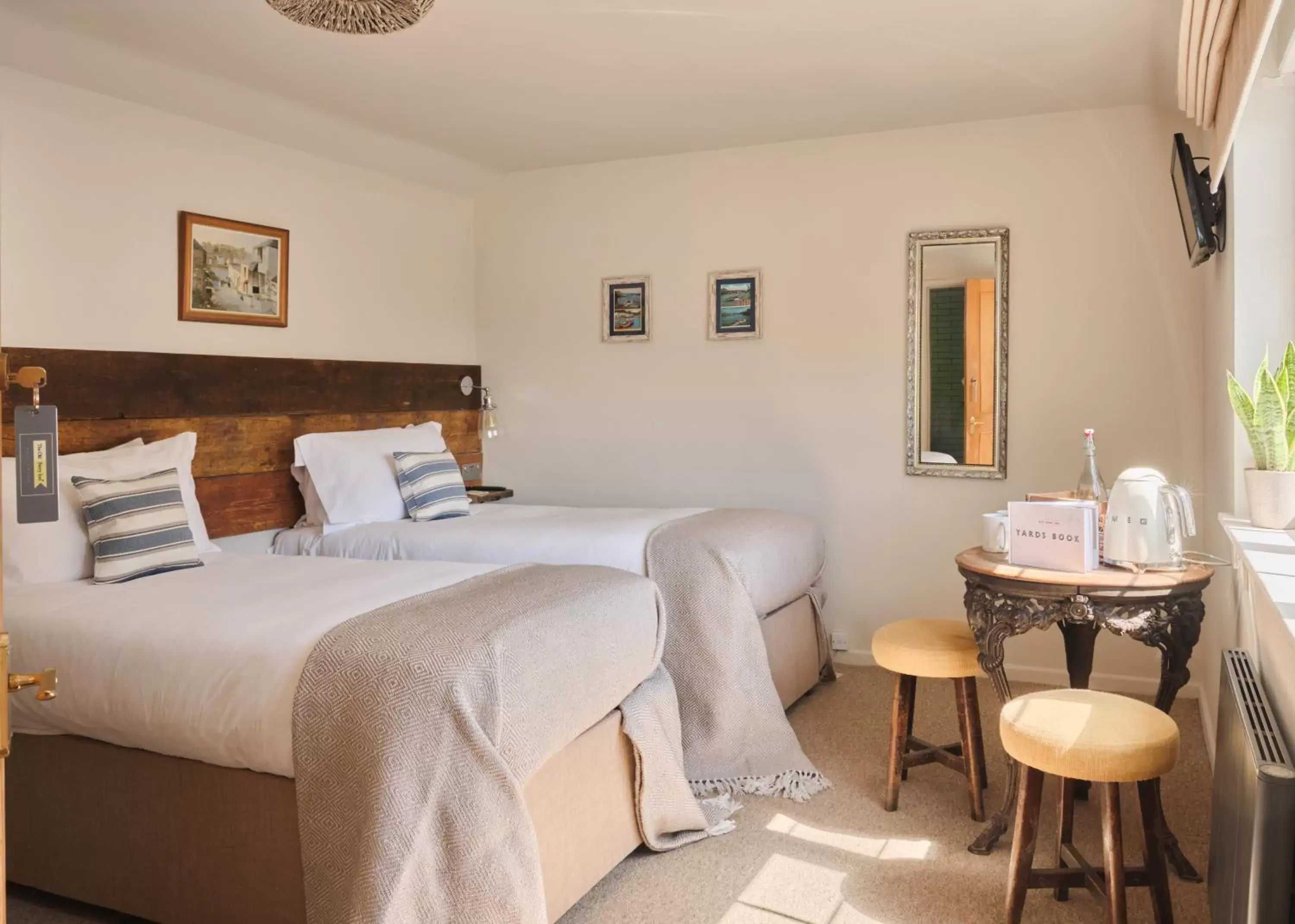 Deluxe Twin Room with Sea View in The Old Ferry Inn Deluxe Twin Room with Sea View in The Old Ferry Inn