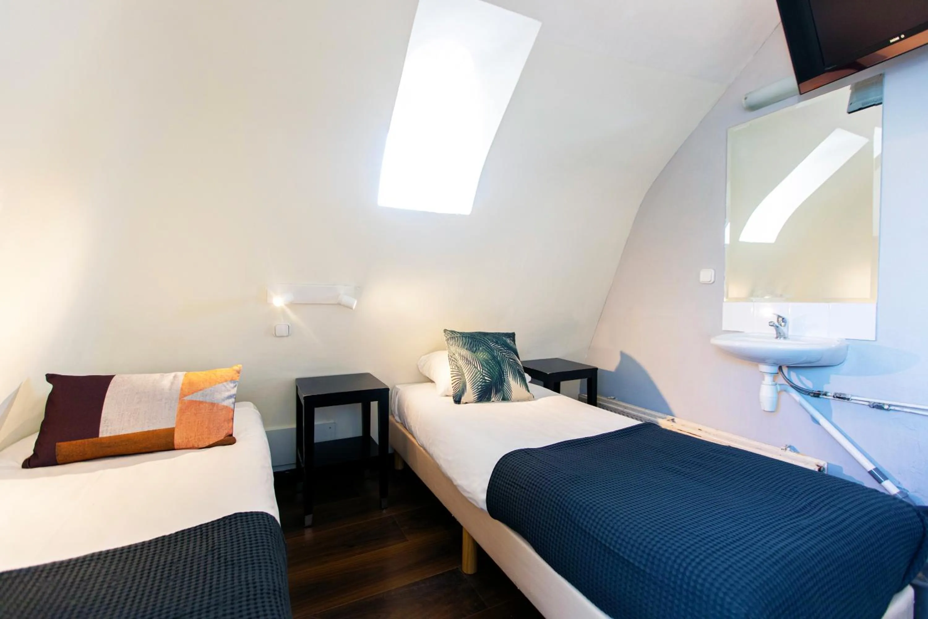 Bed in Quentin Arrive Hotel