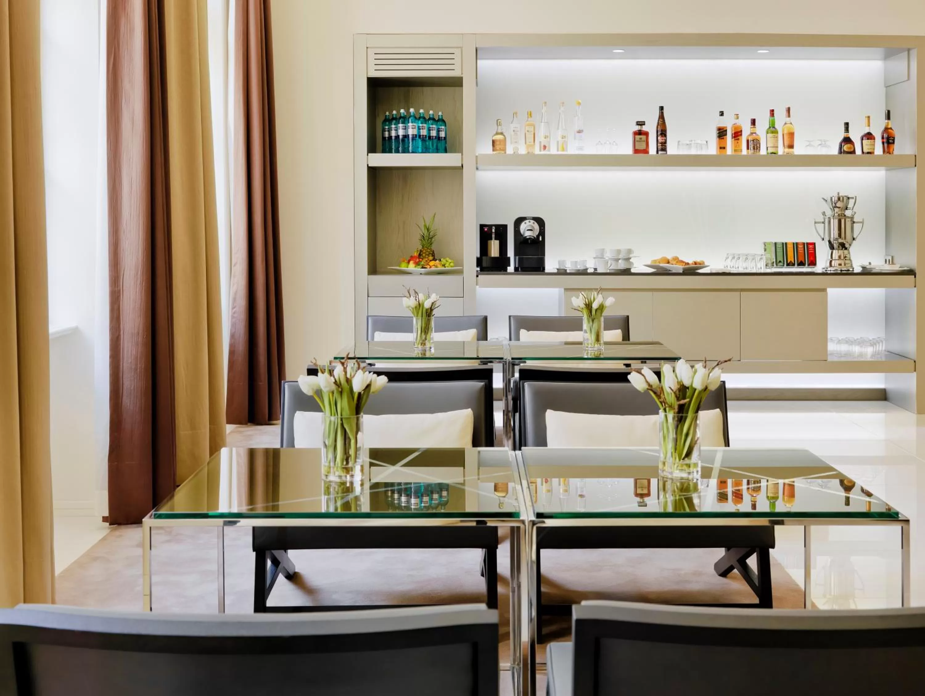 Lounge or bar in H10 Berlin Ku'Damm