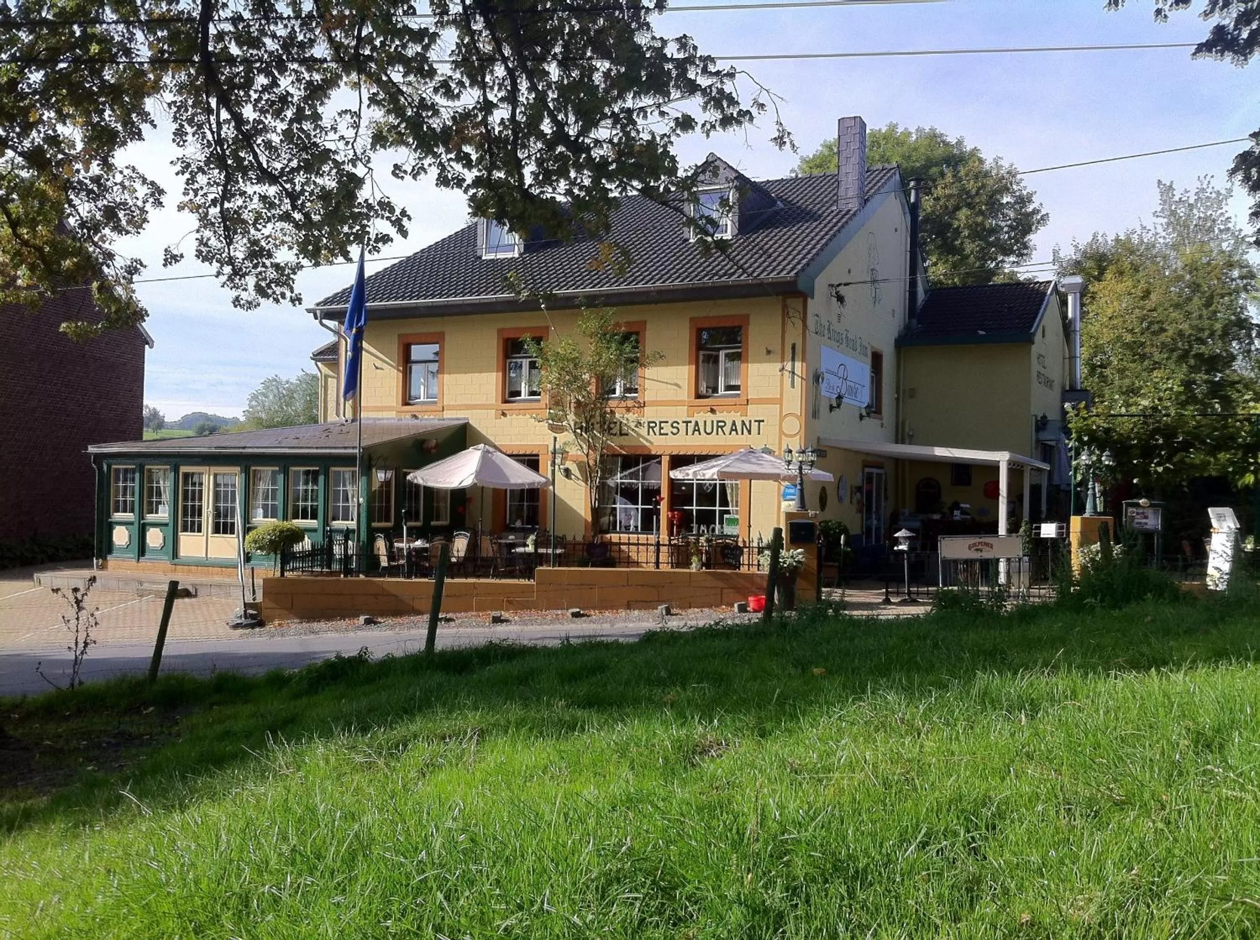 Facade/entrance, Property Building in Hotel Restaurant The Kings Head Inn