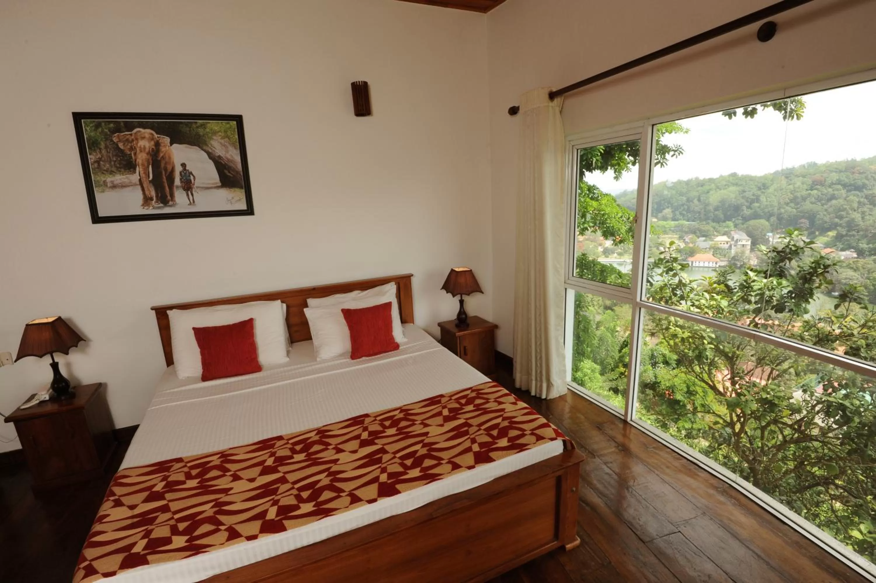 Lake view, Bed in Hotel See Kandy