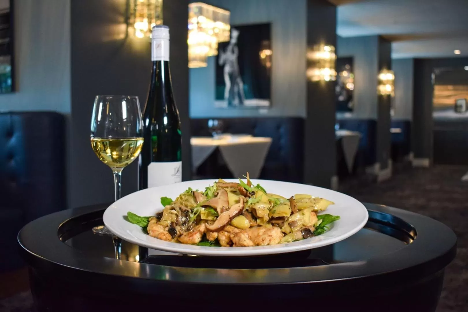 Restaurant/places to eat in Hotel Legends