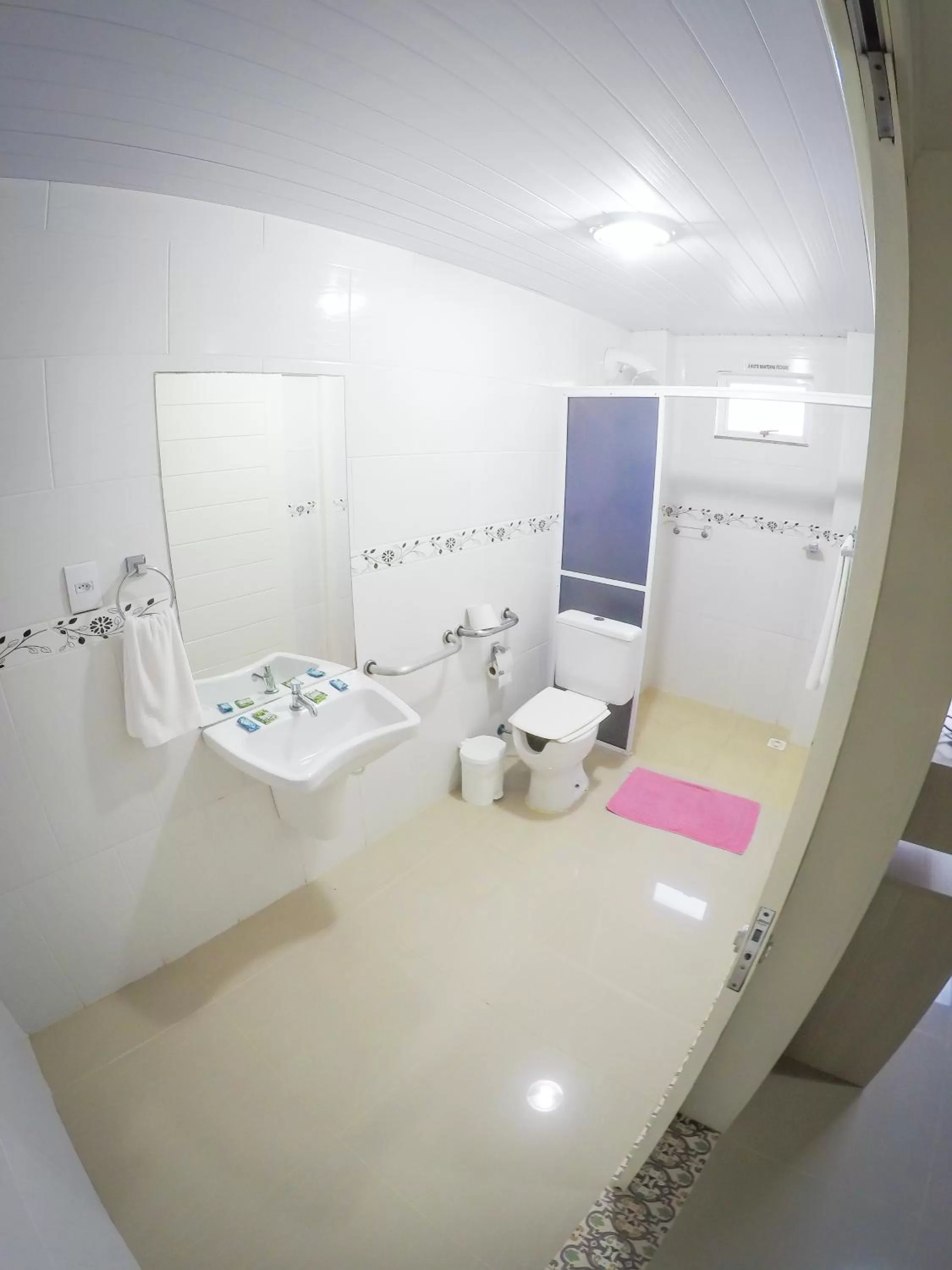 Bathroom in Hotel Guerra - Pousada Montebelo