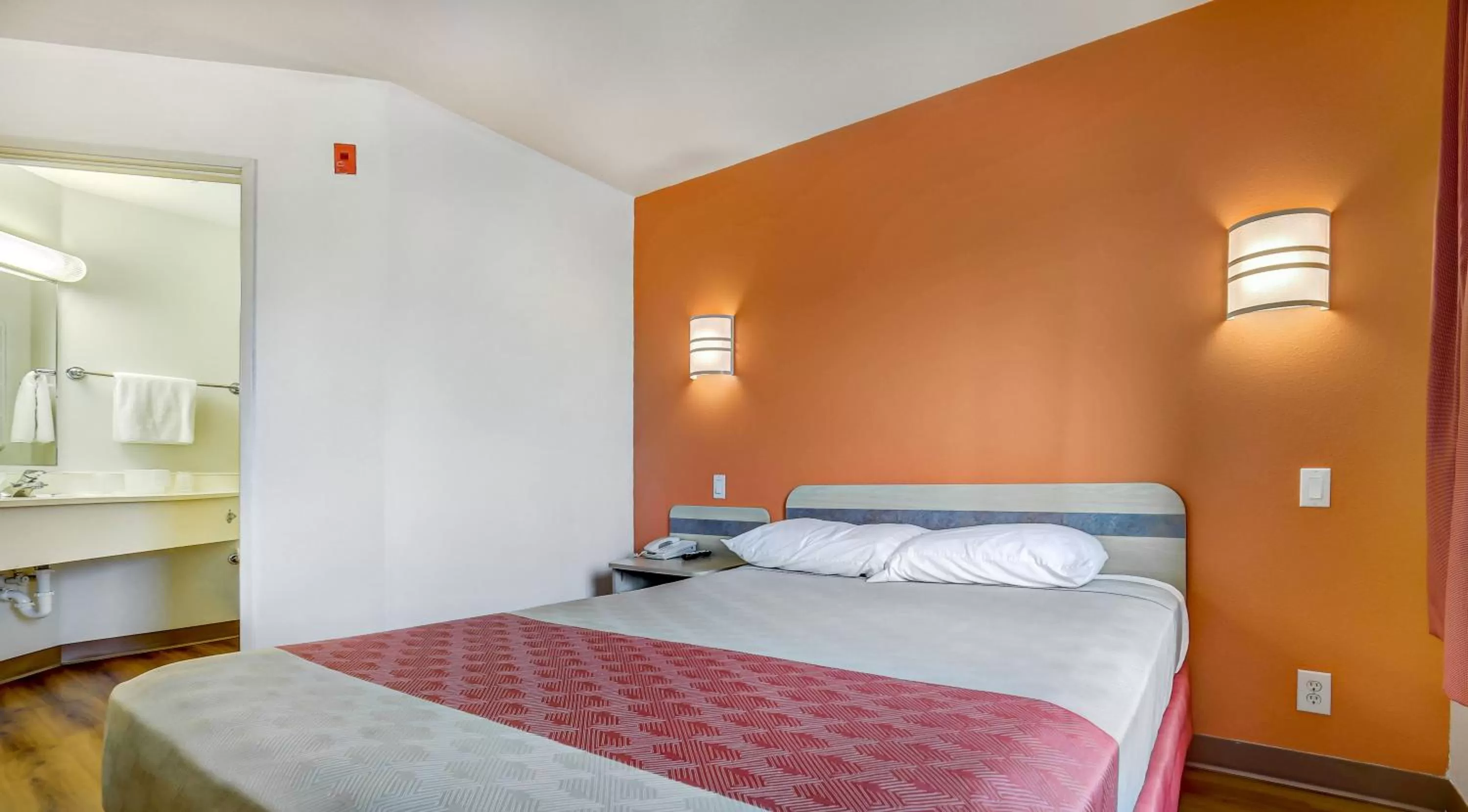 Photo of the whole room, Bed in Motel 6-Roseburg, OR