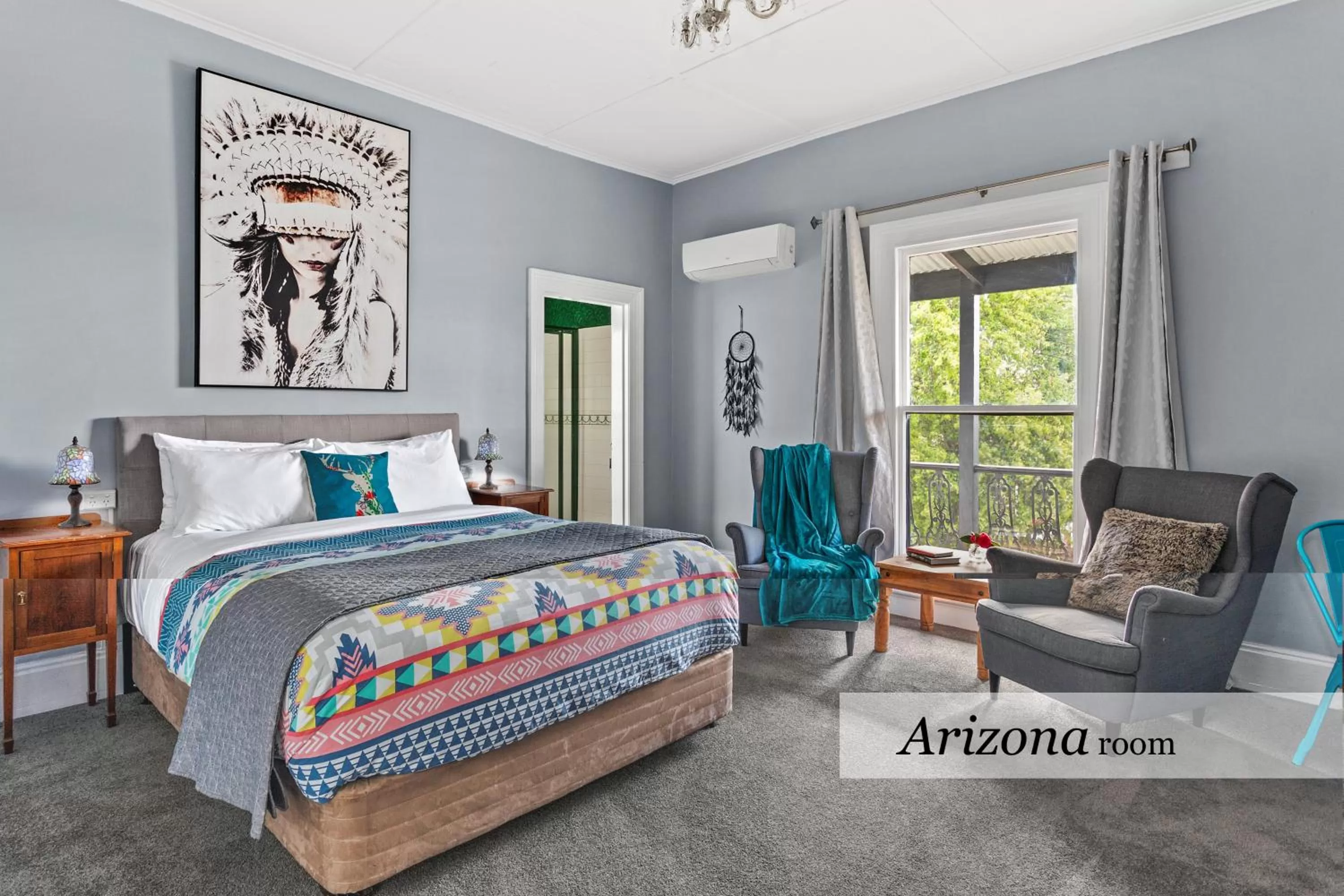 Photo of the whole room, Bed in The Dragonfly Inn