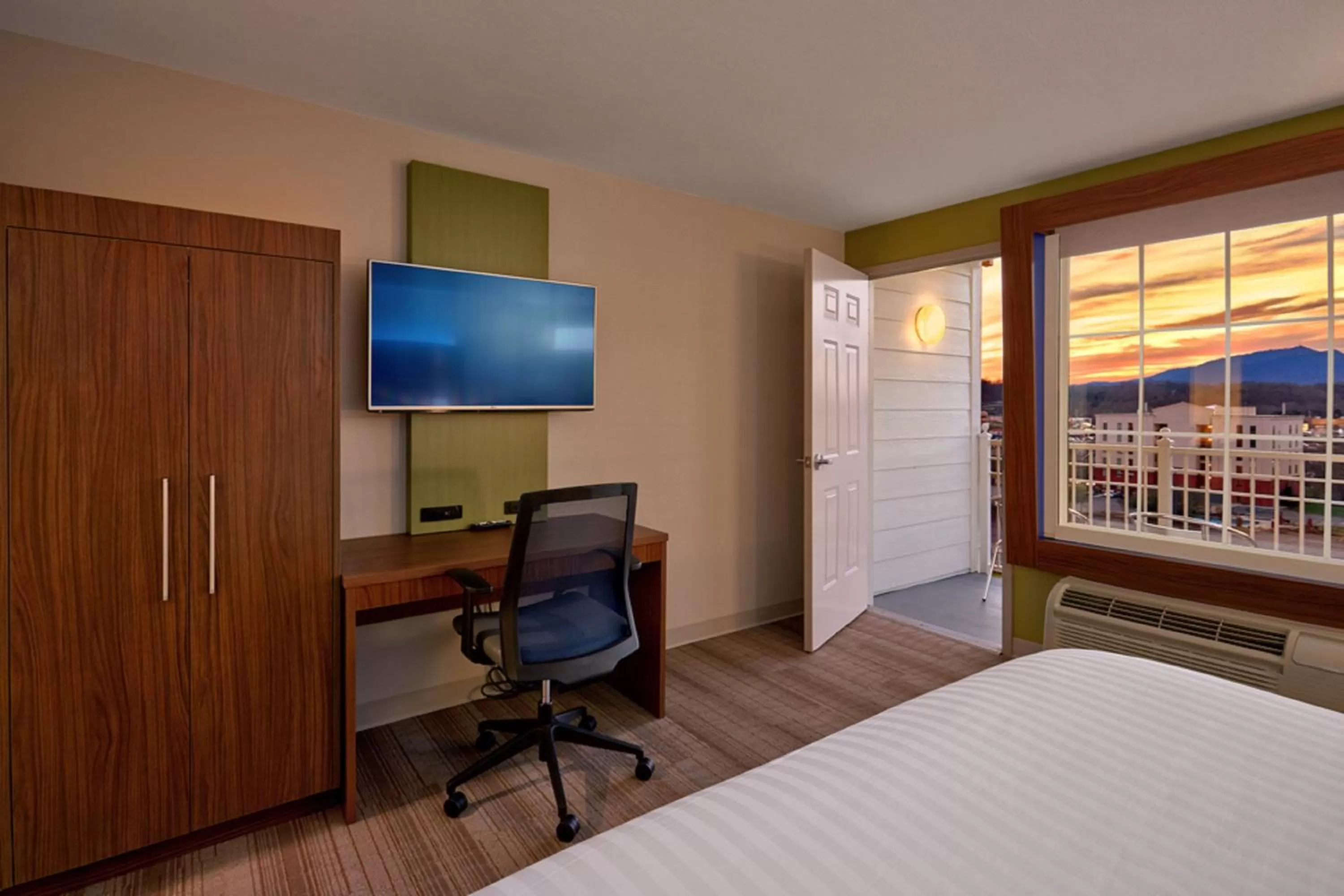 Bedroom, Bed in Holiday Inn Express Pigeon Forge – Sevierville by IHG
