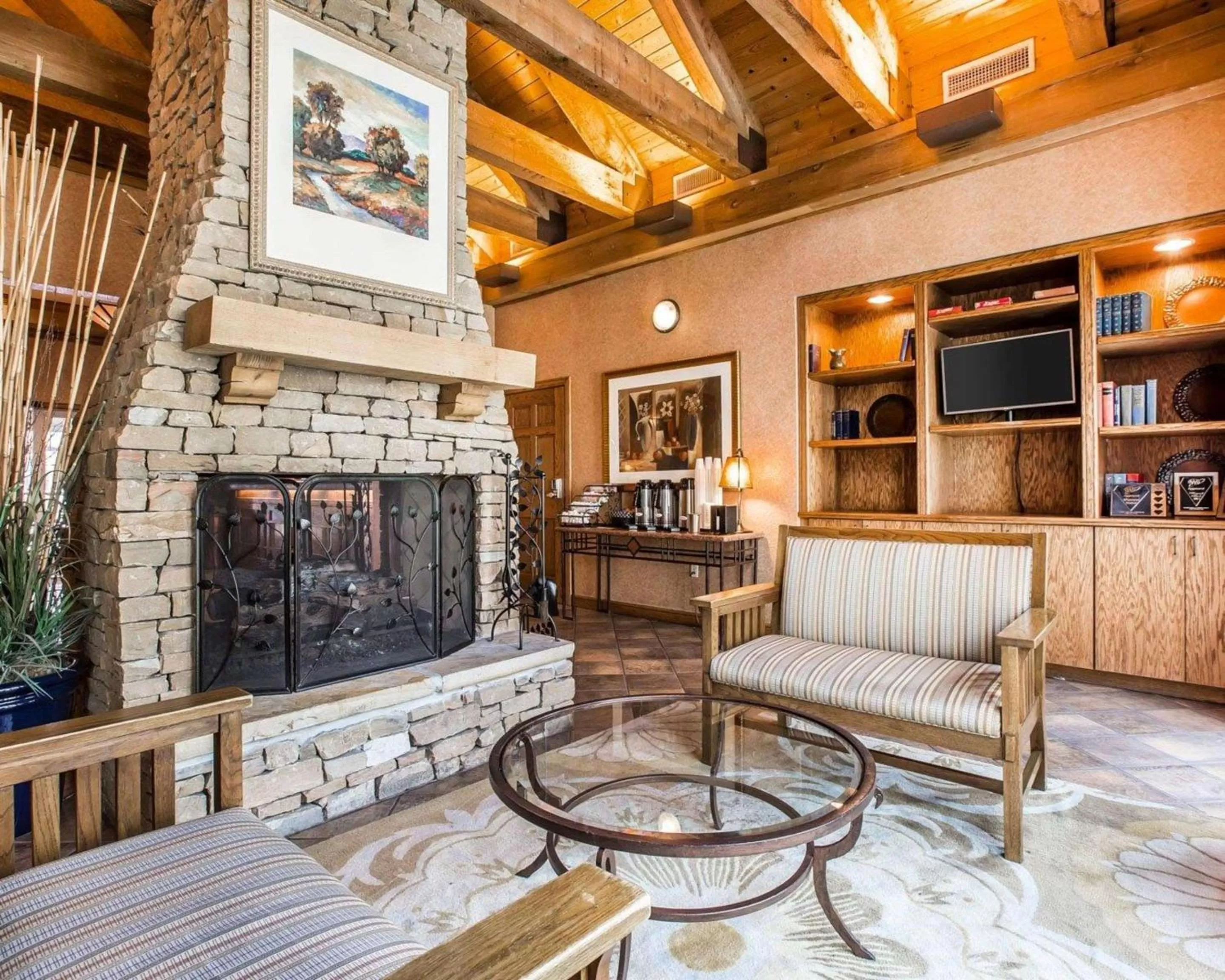 Communal lounge/ TV room in Econo Lodge Pigeon Forge Riverside