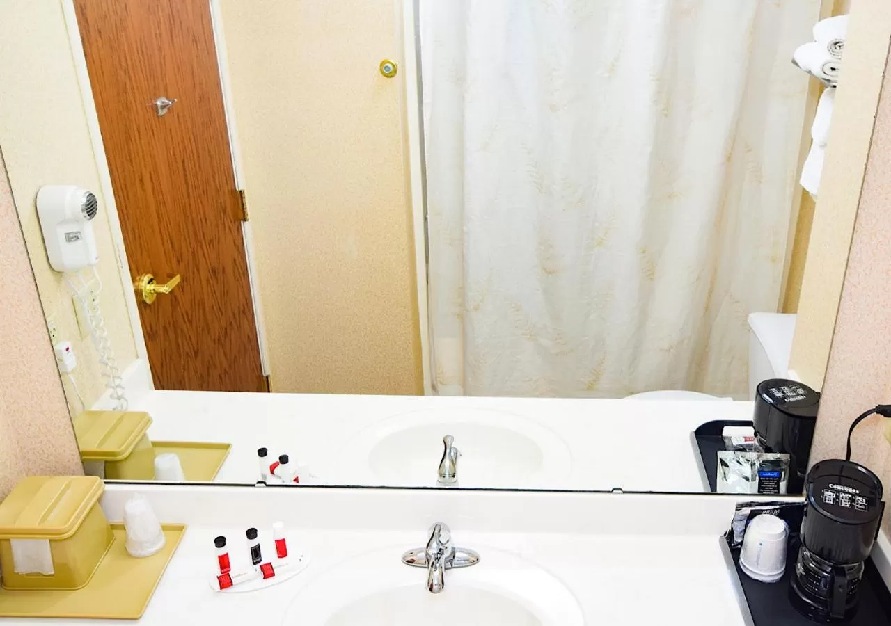 Bathroom in Super 8 by Wyndham Searcy AR