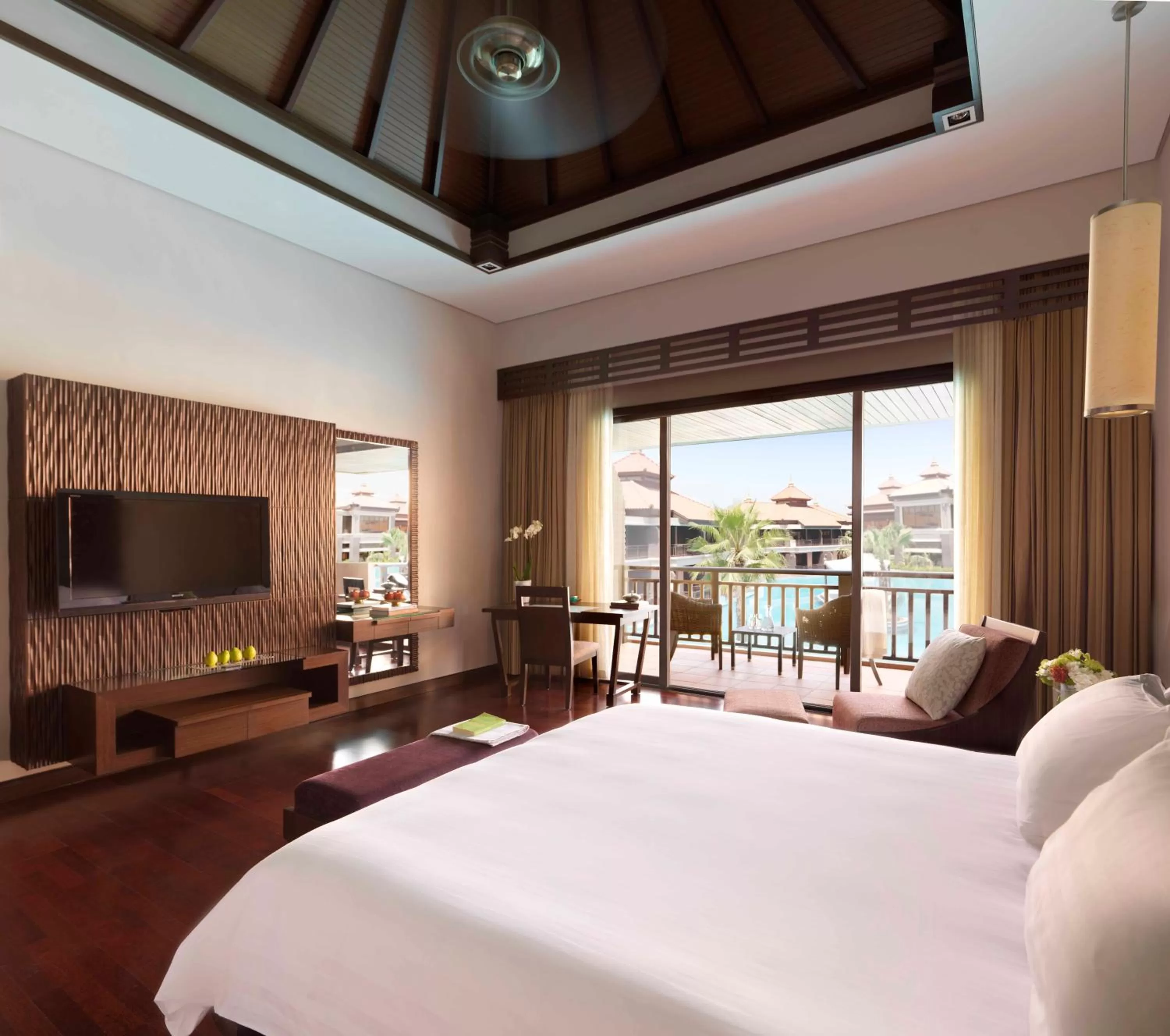 Bed in Anantara The Palm Dubai Resort