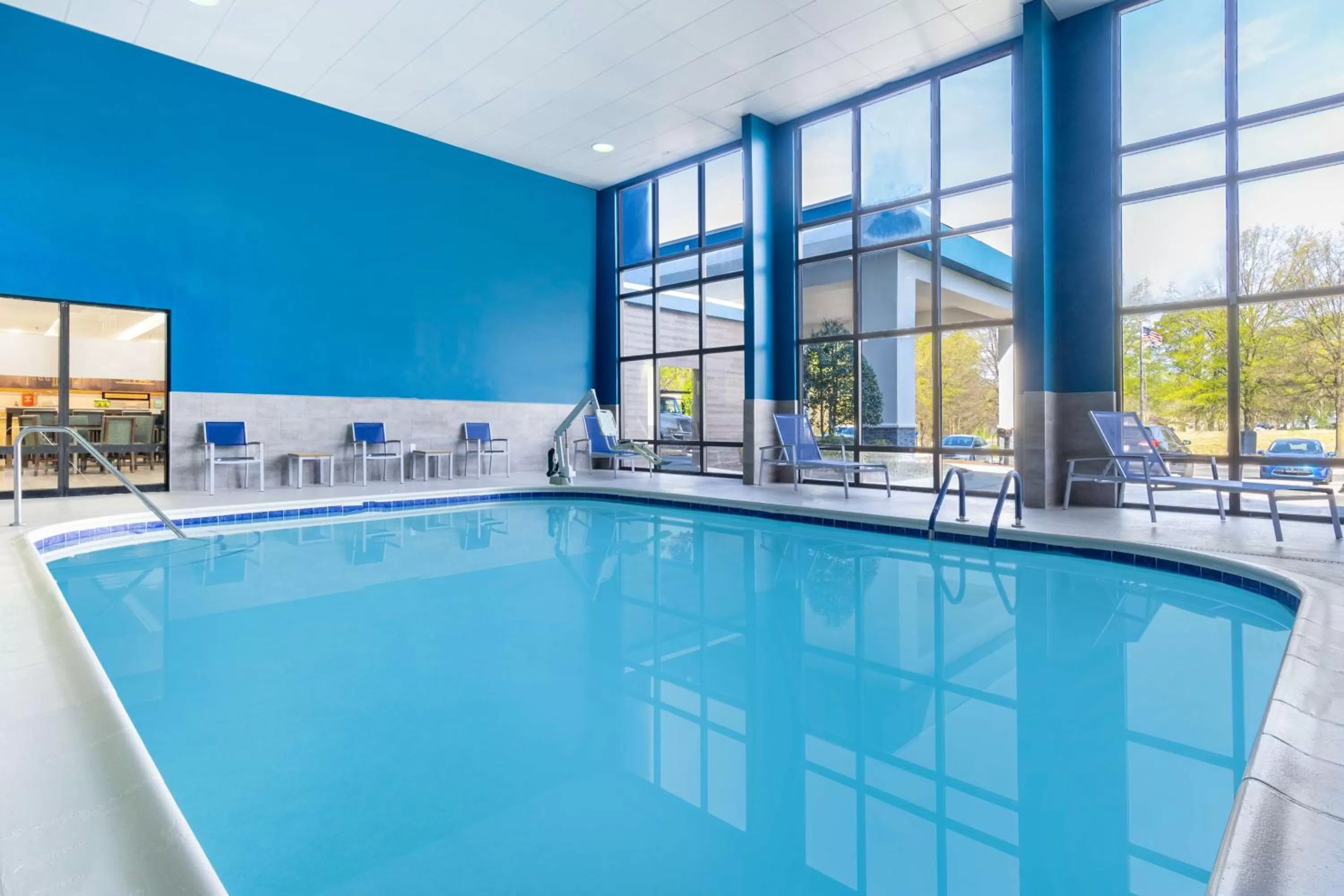 Pool view in Hampton Inn Richmond-Mechanicsville