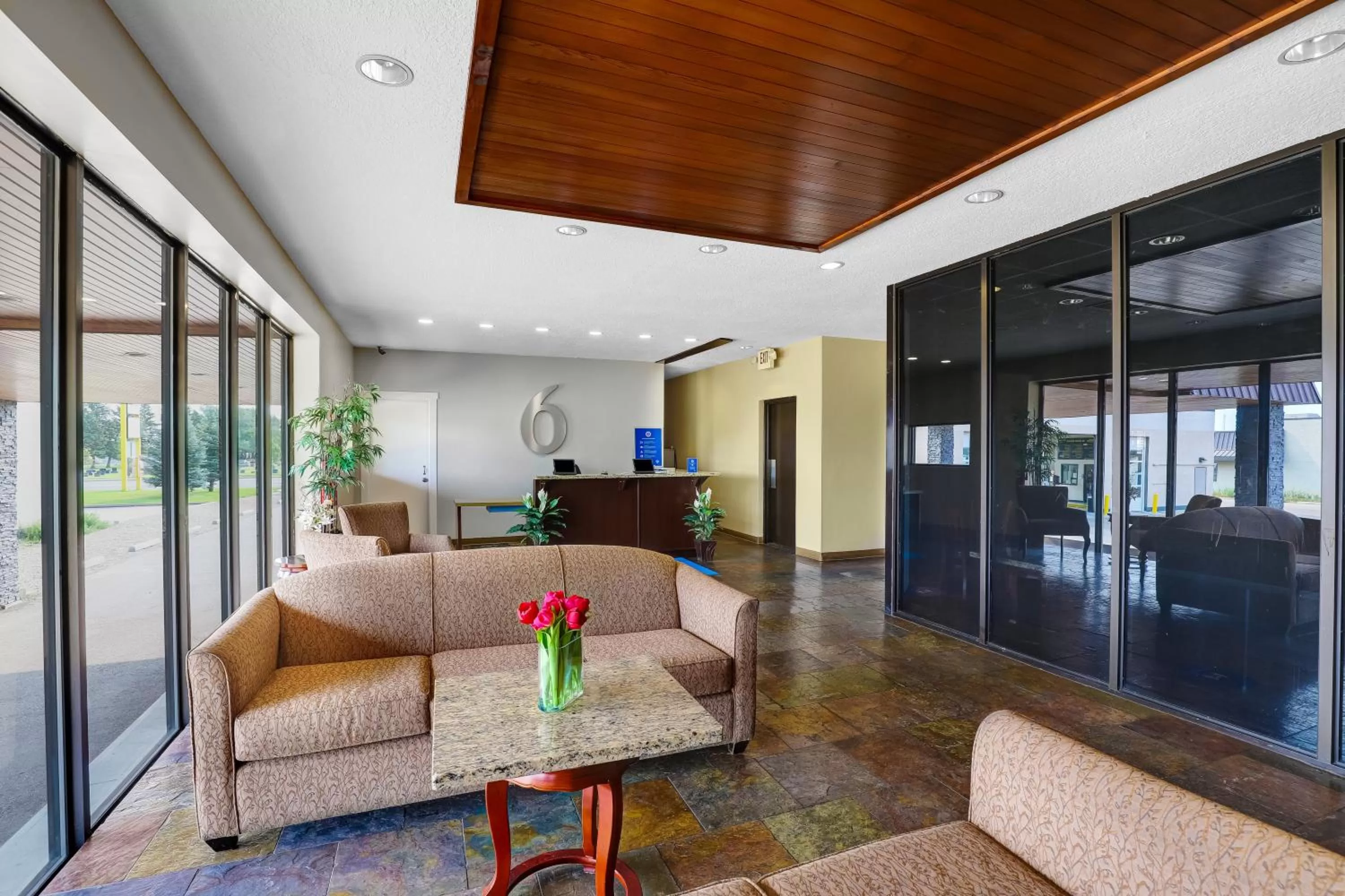 Seating area in Motel 6 Brooks AB