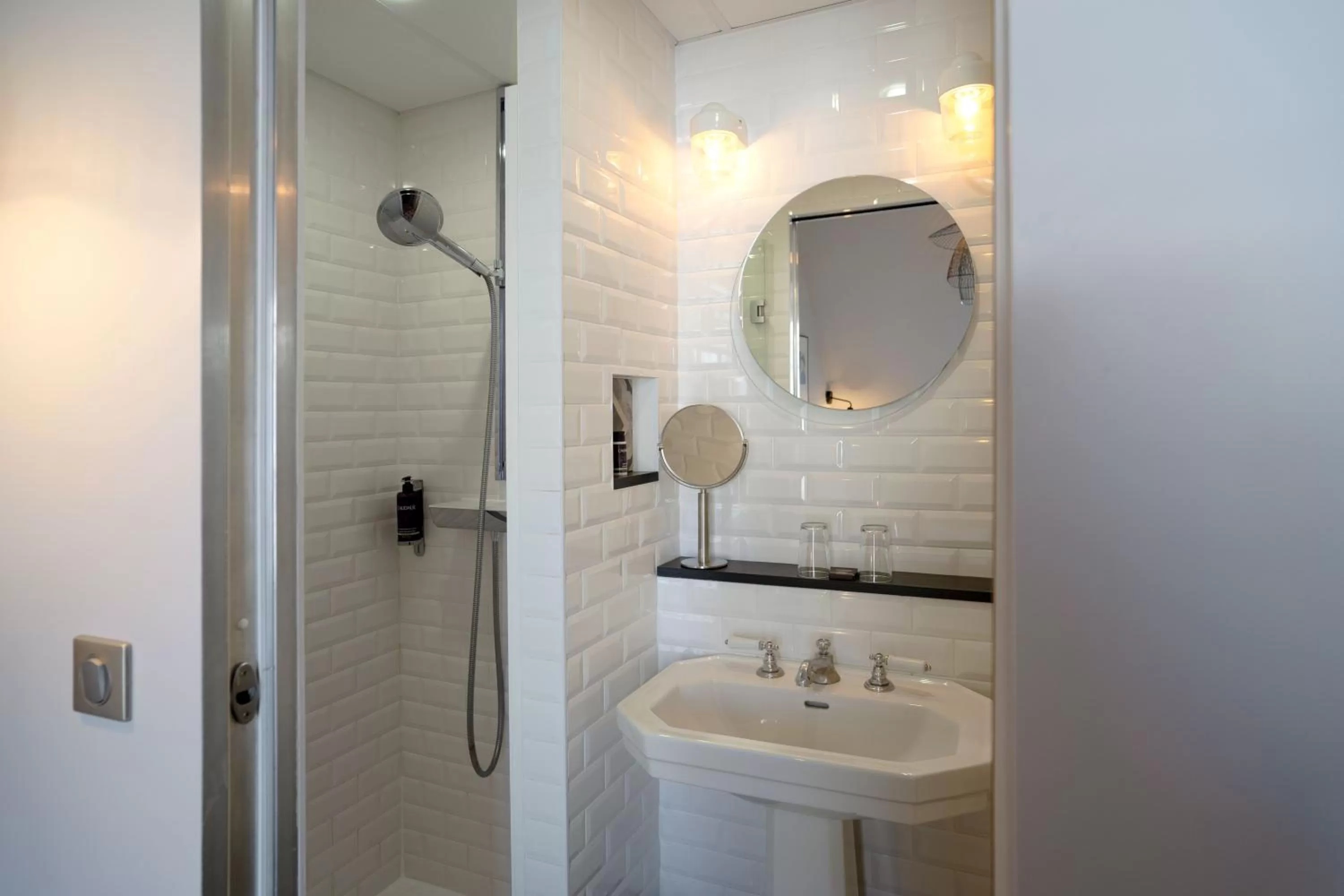 Shower in Hotel Litteraire Marcel Ayme, BW Premier Collection