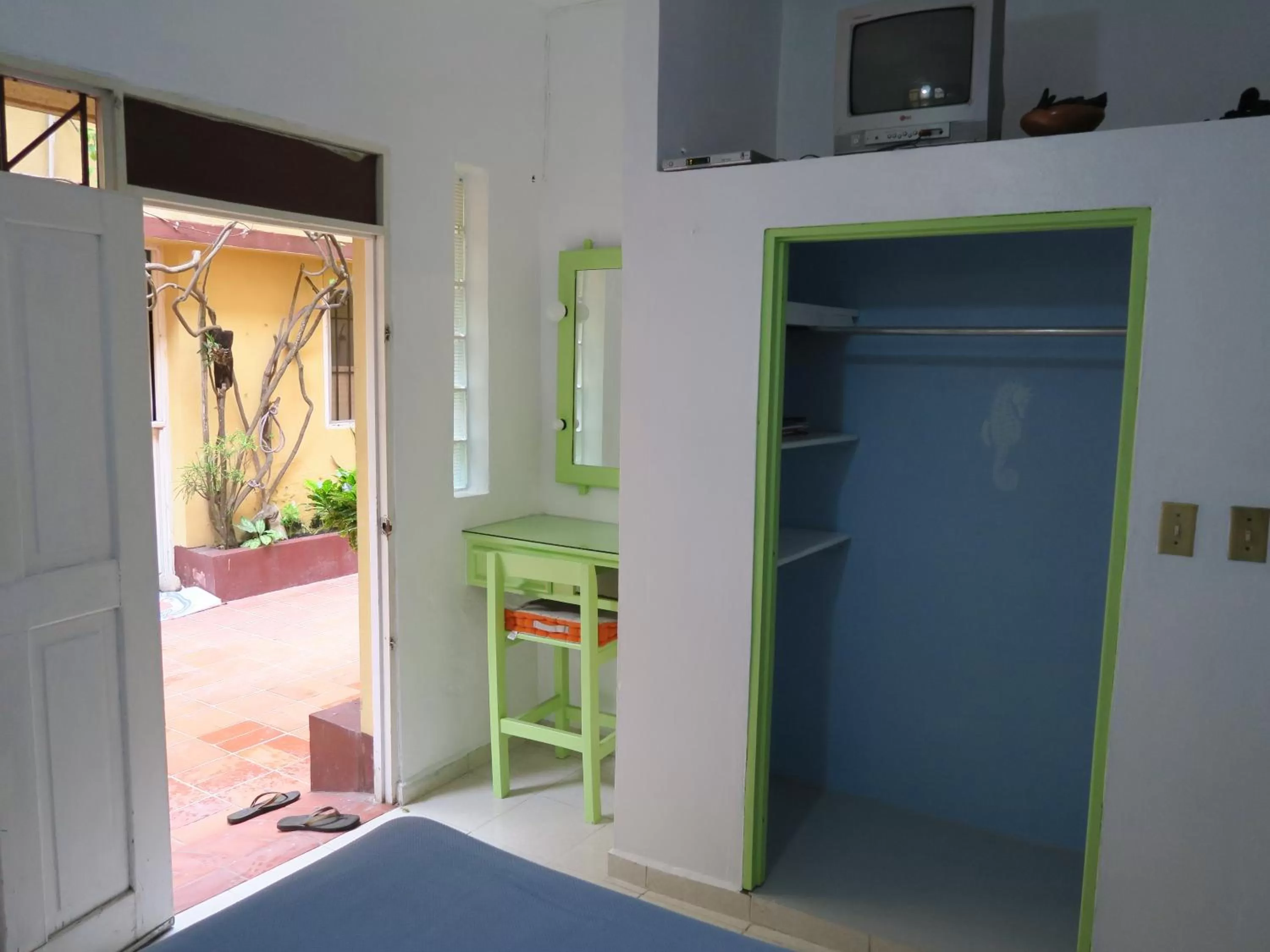 Bedroom, TV/Entertainment Center in Hotel Club Rolling Stone