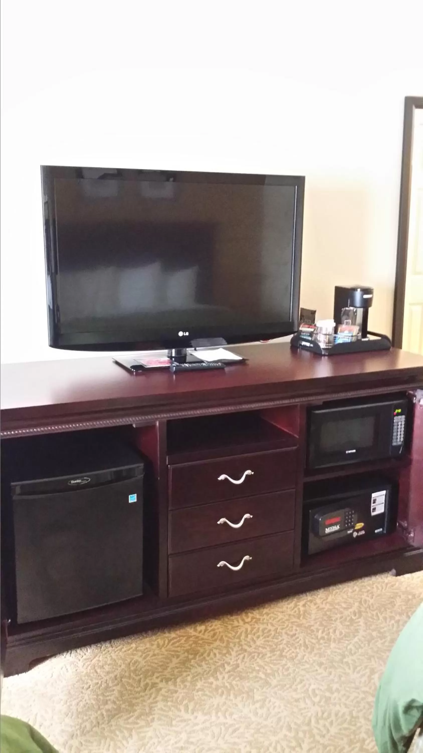 TV and multimedia in Country Inn & Suites by Radisson, Minot, ND