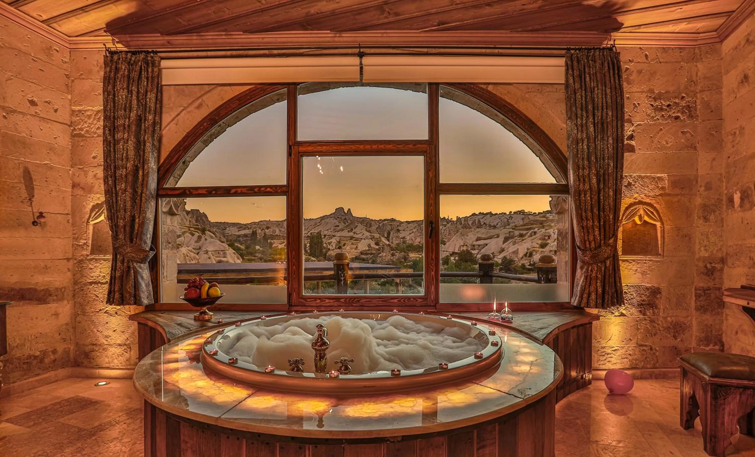 Hot Tub in Şah Saray Cave Suites Halal Hotel