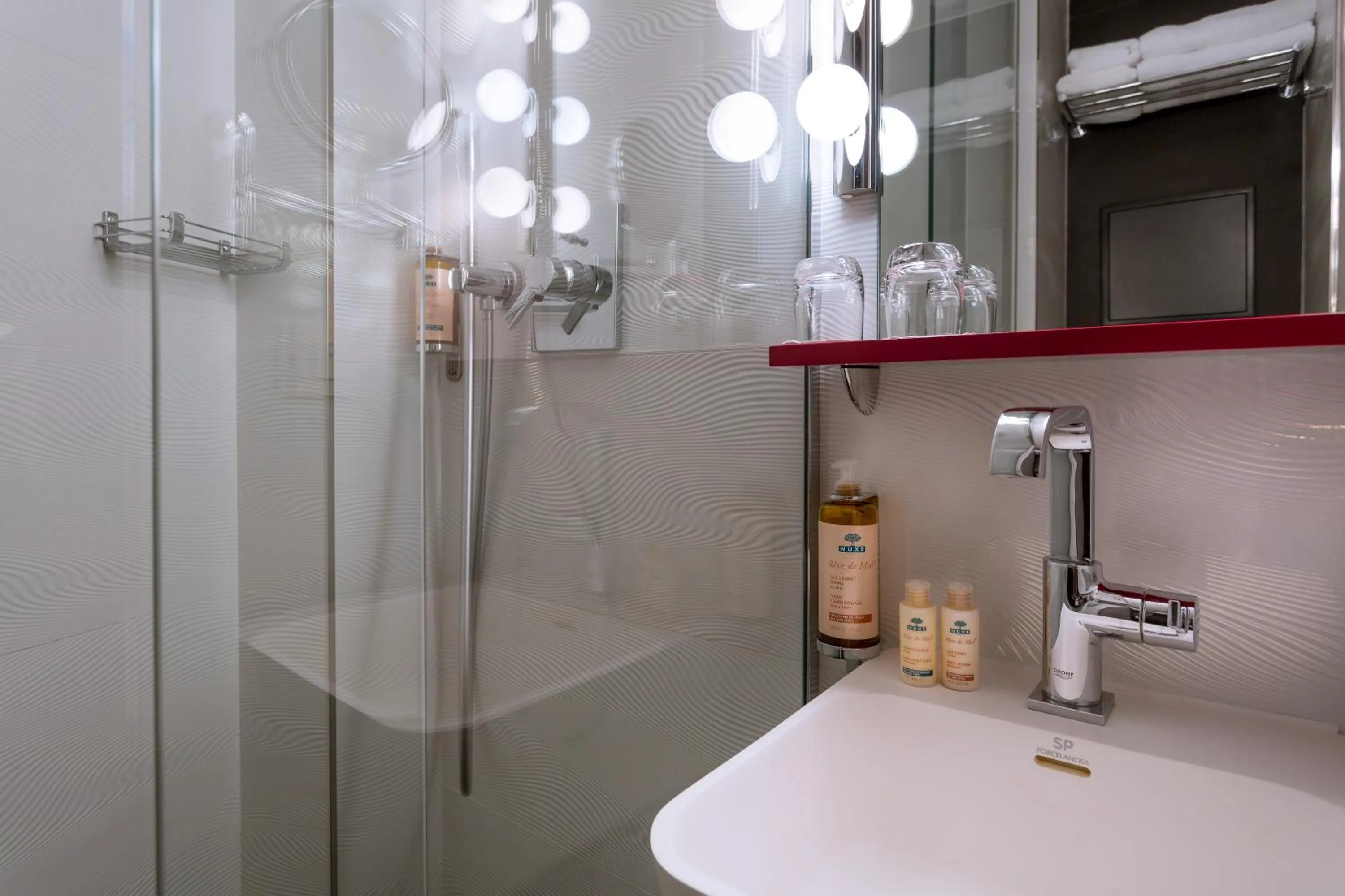 Bathroom in Hôtel La Parizienne - Proche Montparnasse