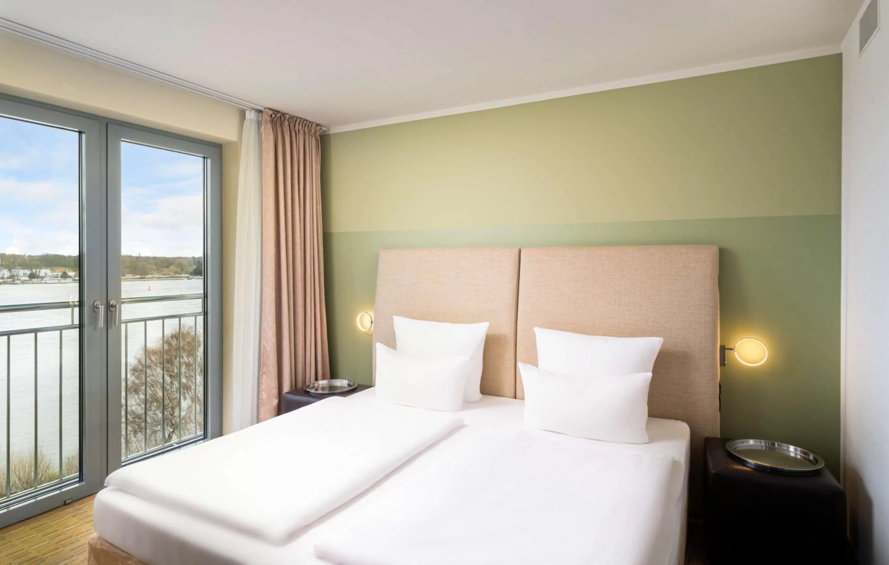 Photo of the whole room, Bed in elaya hotel hamburg finkenwerder