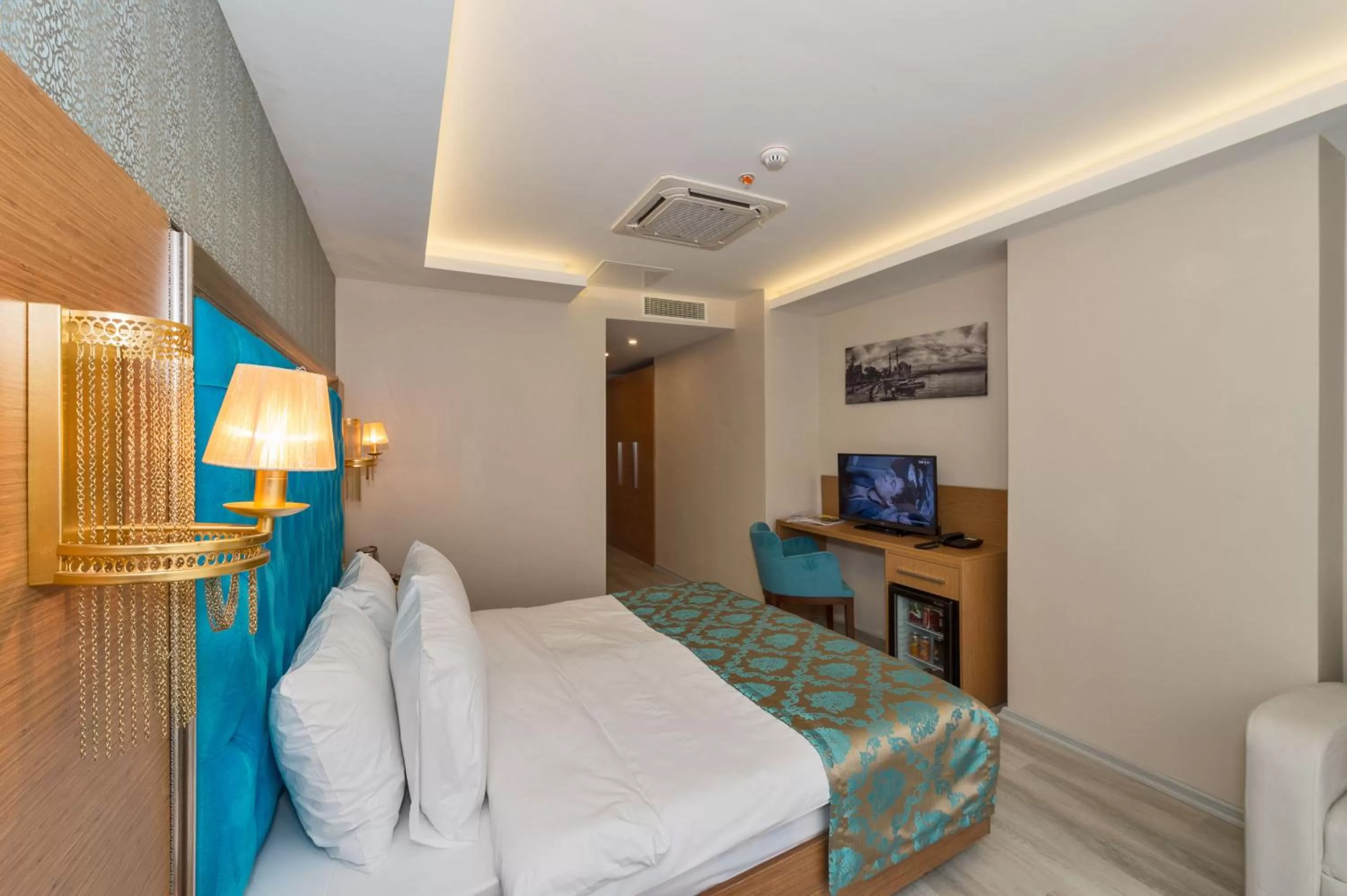 Seating area, Bed in Grand Palace Hotel