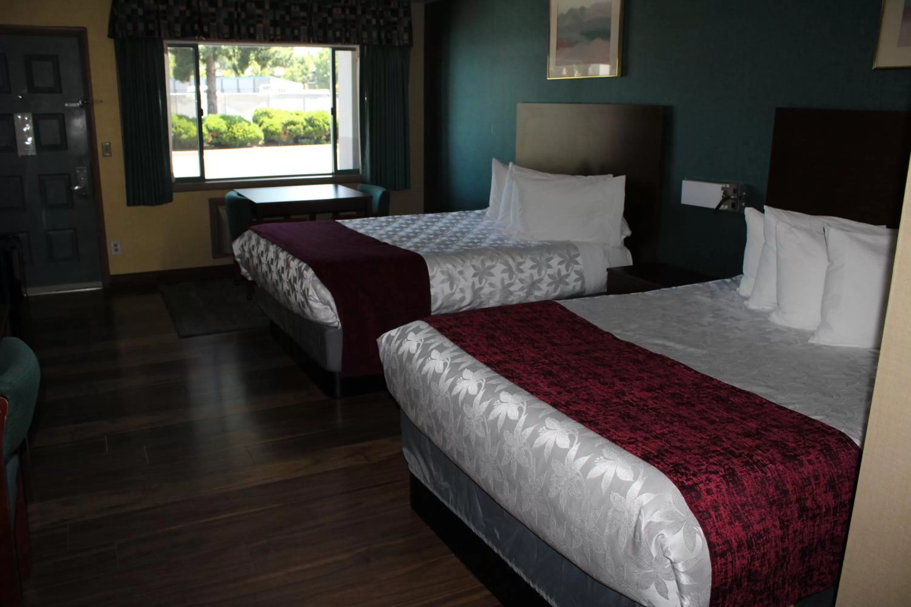 Bed in Americas Best Value Inn Phoenix Medford