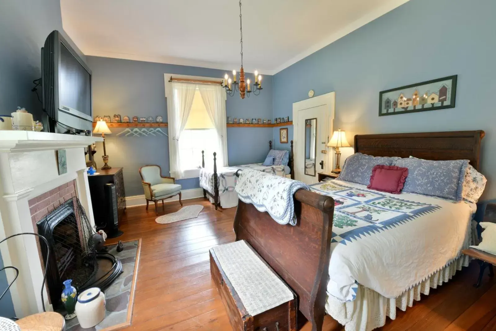 Deluxe Queen Room - single occupancy in The Pines of Dresden Deluxe Queen Room - single occupancy in The Pines of Dresden