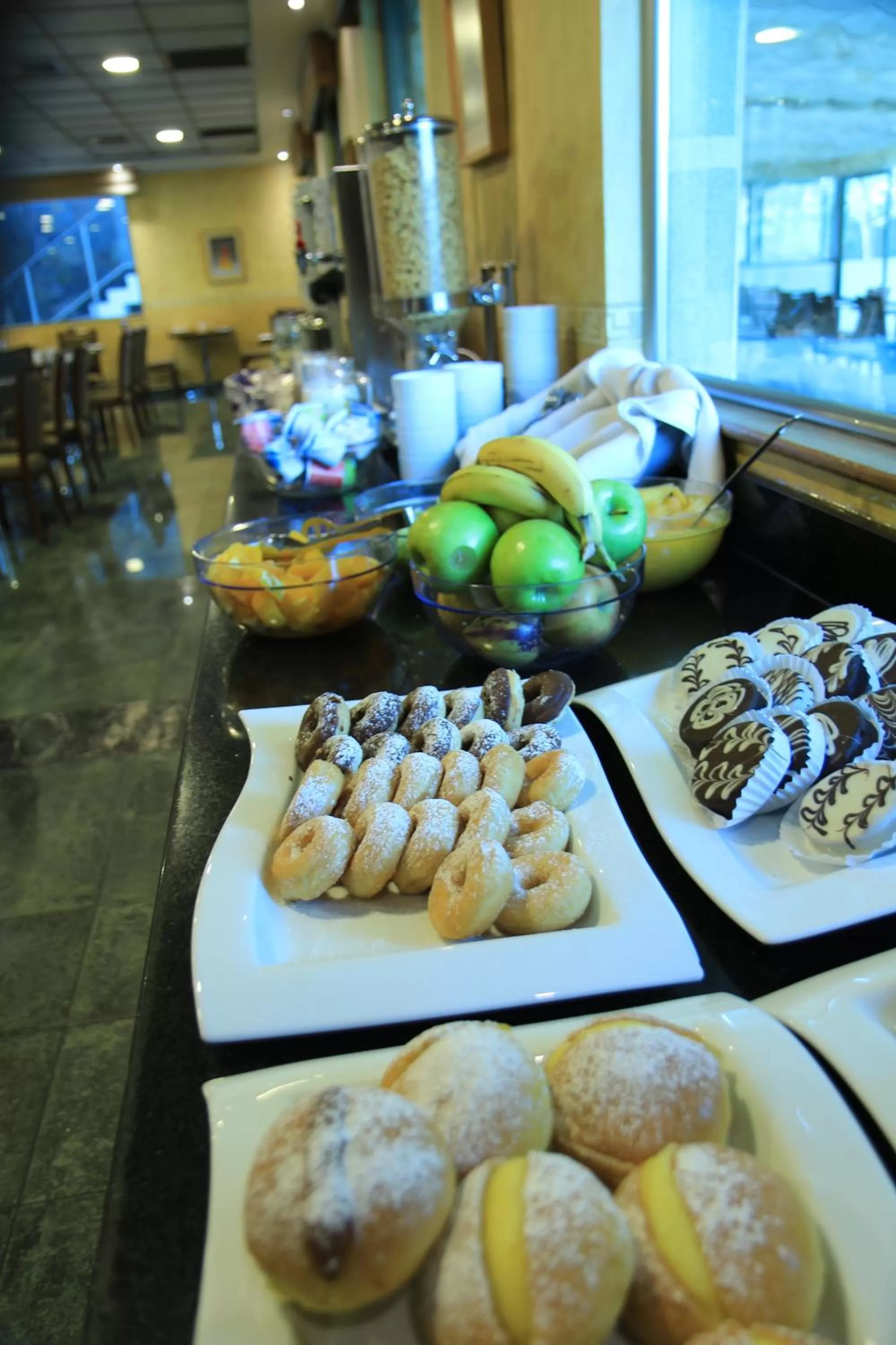 Buffet breakfast in Hotel Diego de Almagro Aeropuerto