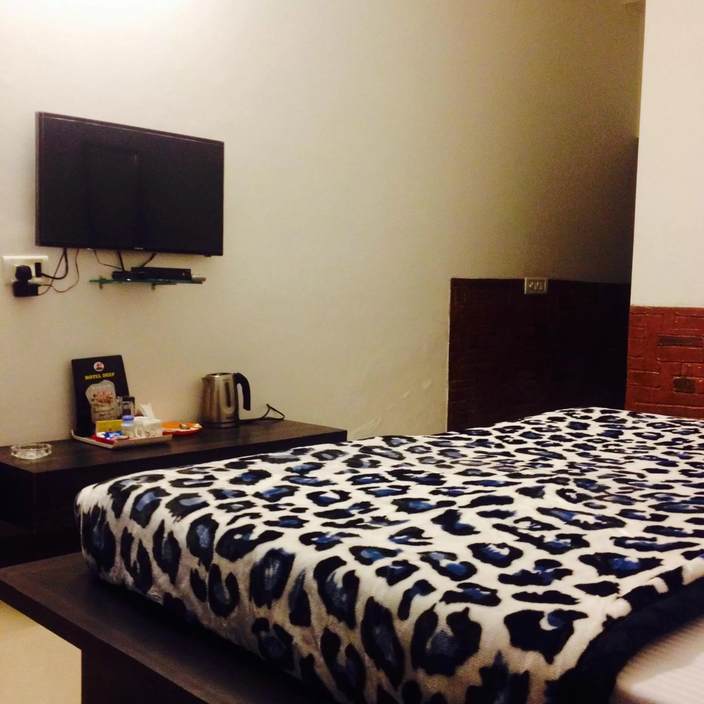 Bedroom, Bed in Hotel Shree