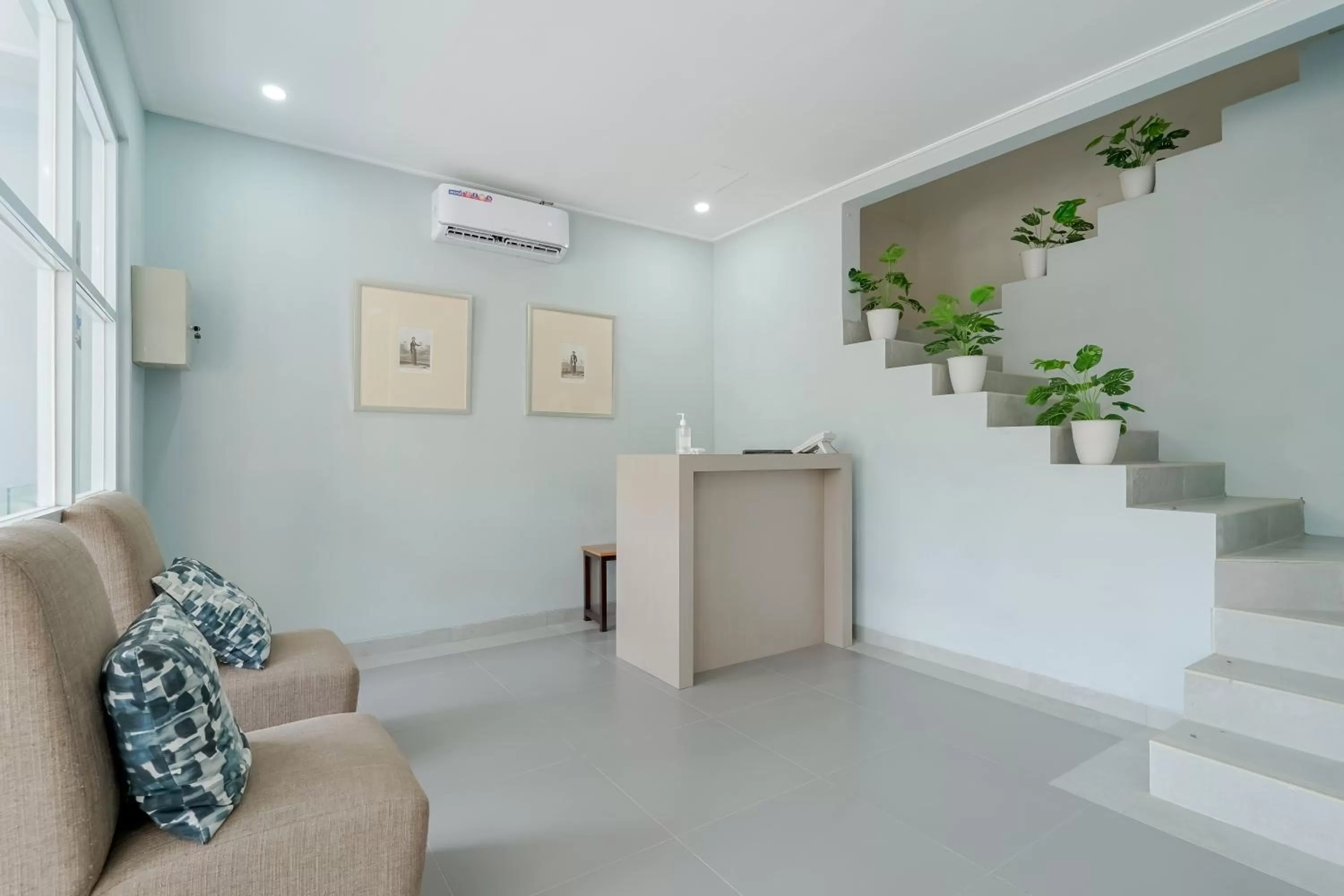 Lobby or reception in RedDoorz Syariah Plus @ BSD City