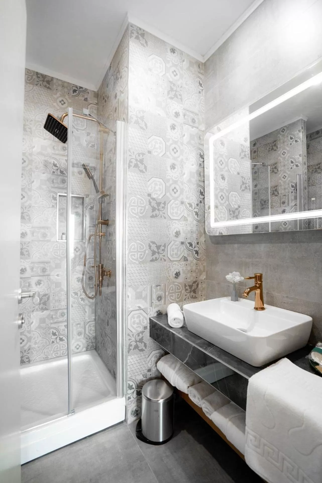 Shower in Homey AirPort Hotel