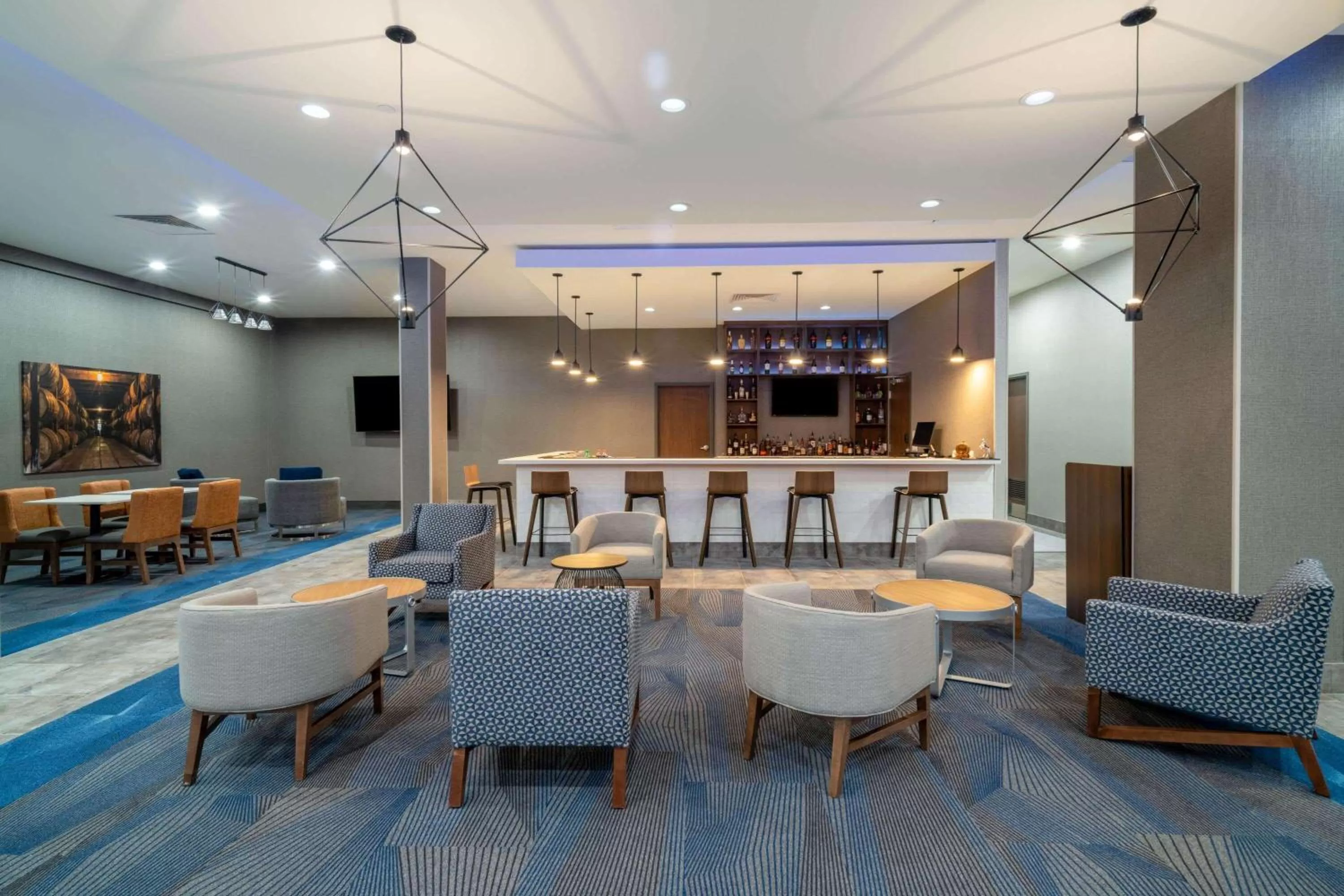 Lounge or bar in La Quinta Inn & Suites by Wyndham Louisville NE - Old Henry Rd