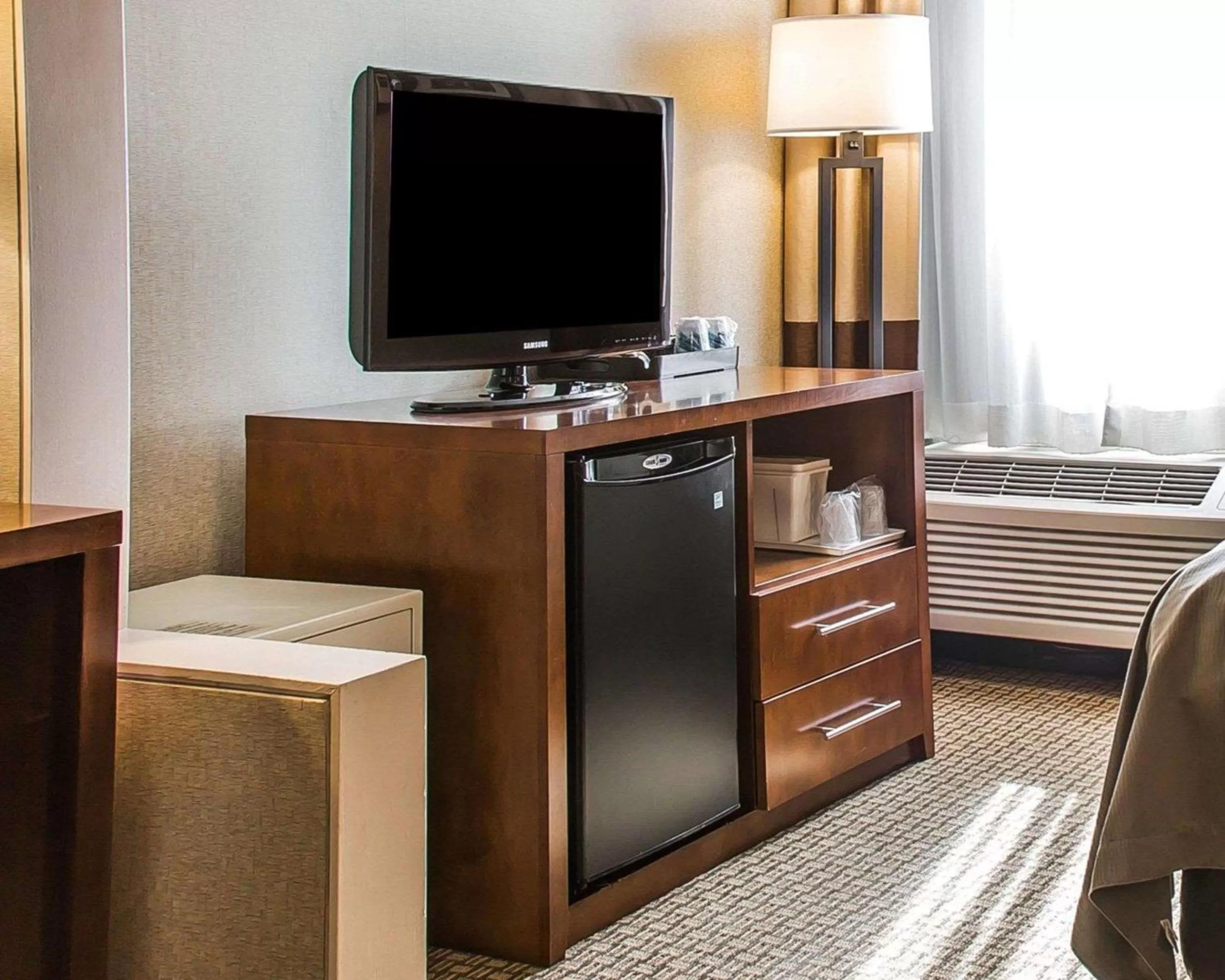Photo of the whole room, TV/Entertainment Center in Comfort Inn Boston