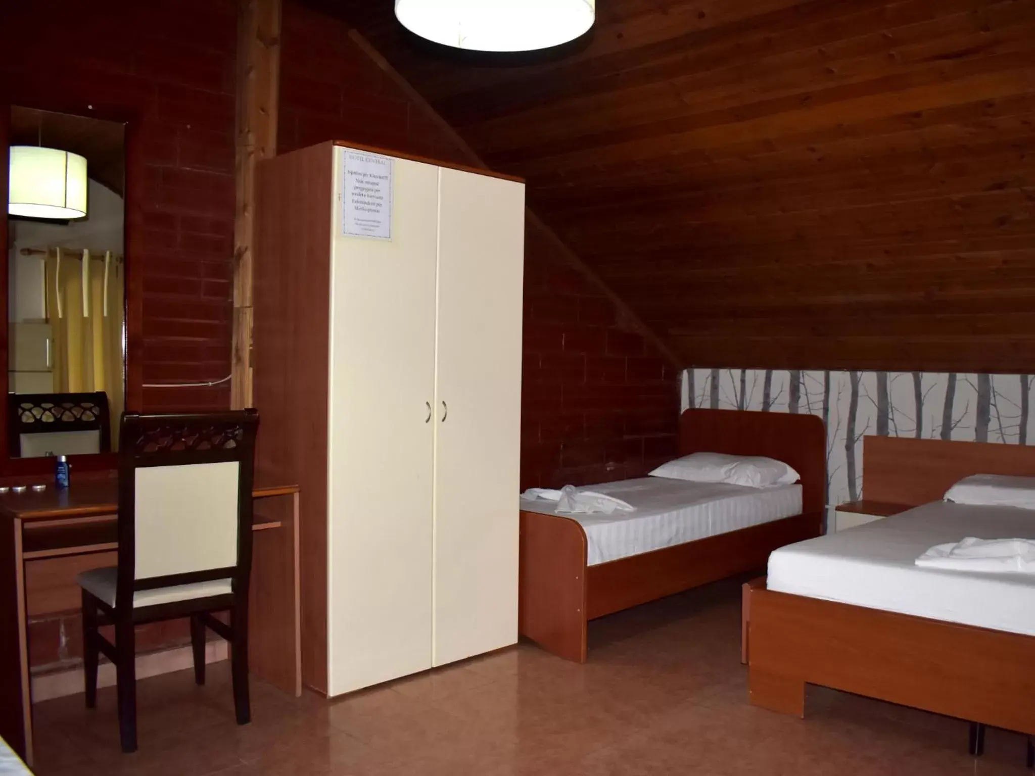 Economy Quadruple Room with Shared Bathroom in Hotel Central Economy Quadruple Room with Shared Bathroom in Hotel Central