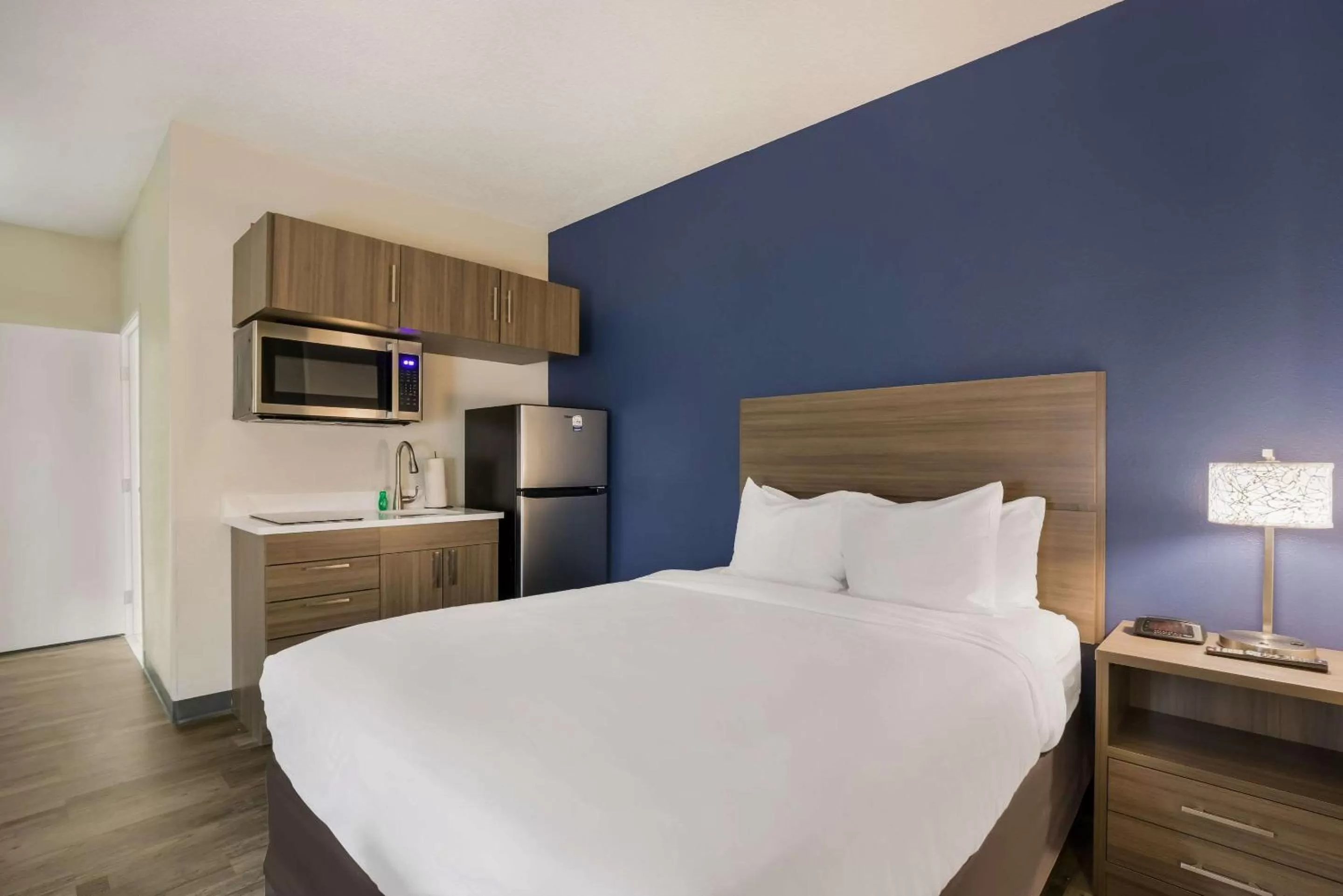 Bedroom, Bed in MainStay Suites Joliet I-80
