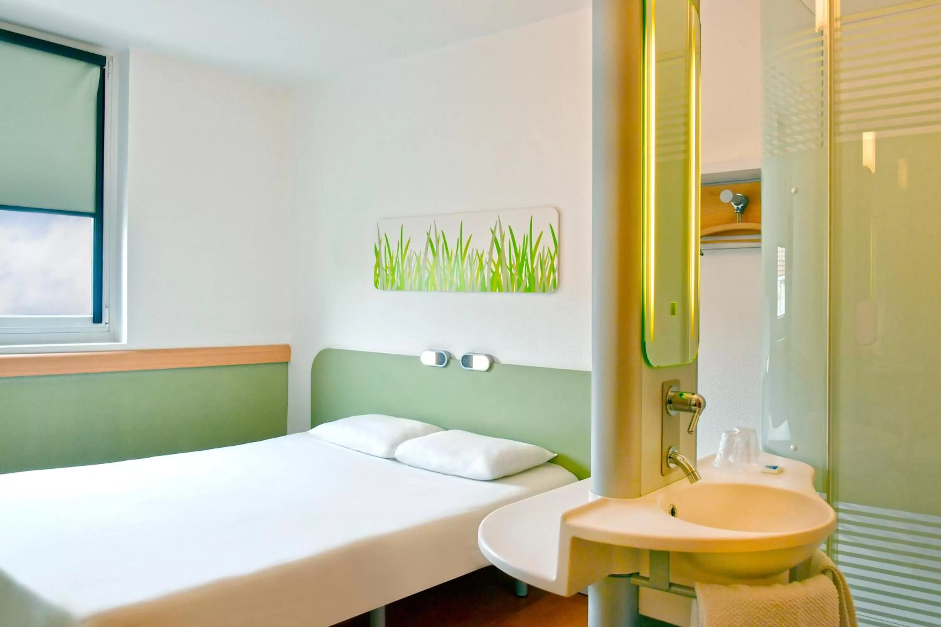 Shower, Bed in ibis budget Saint-Quentin Centre Gare
