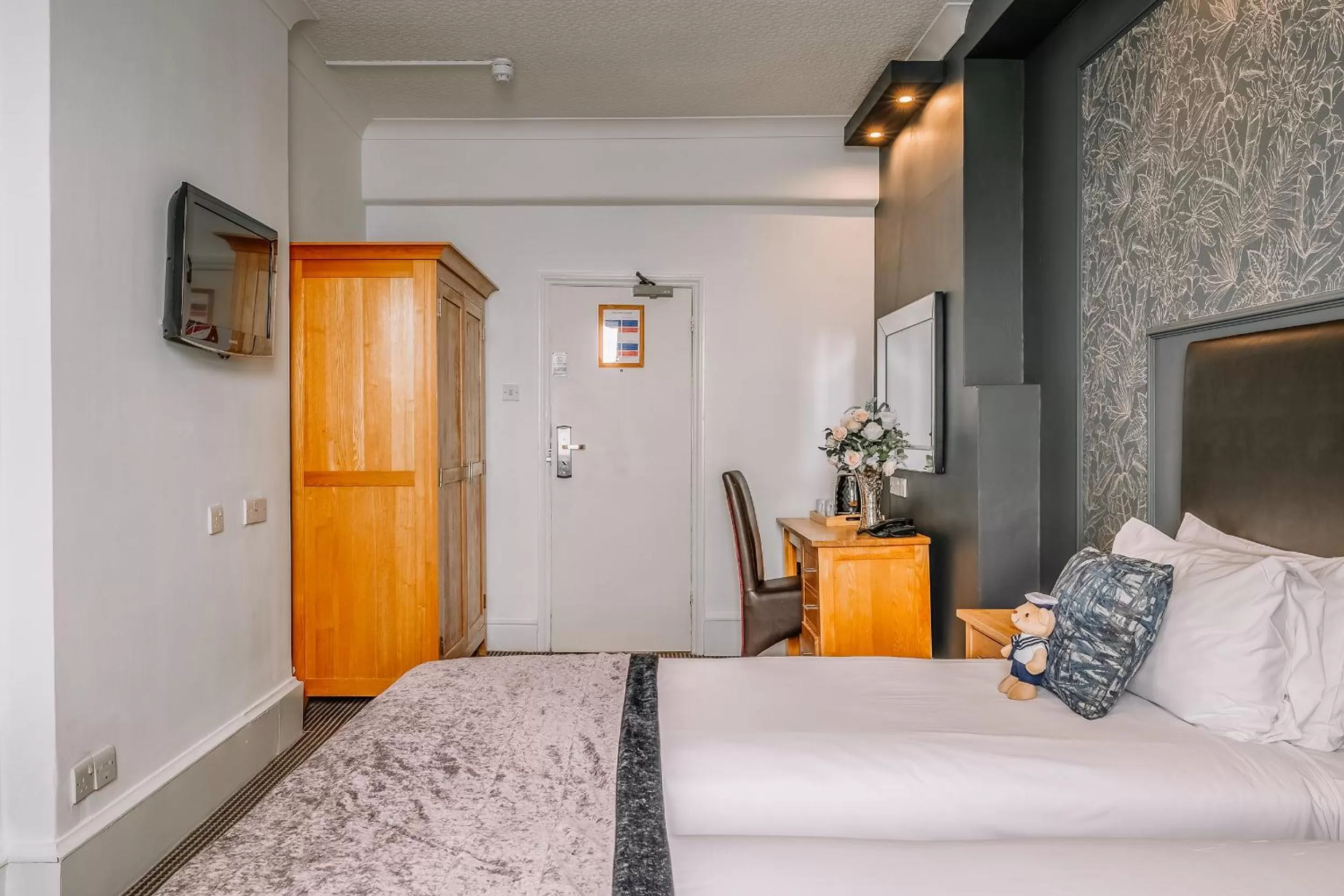 Bedroom, Bed in Muthu Westcliff Hotel (Near London Southend Airport)