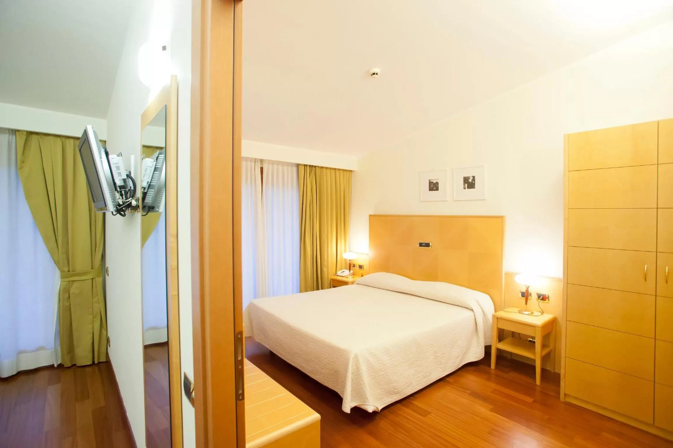 Bedroom, Bed in Euroterme