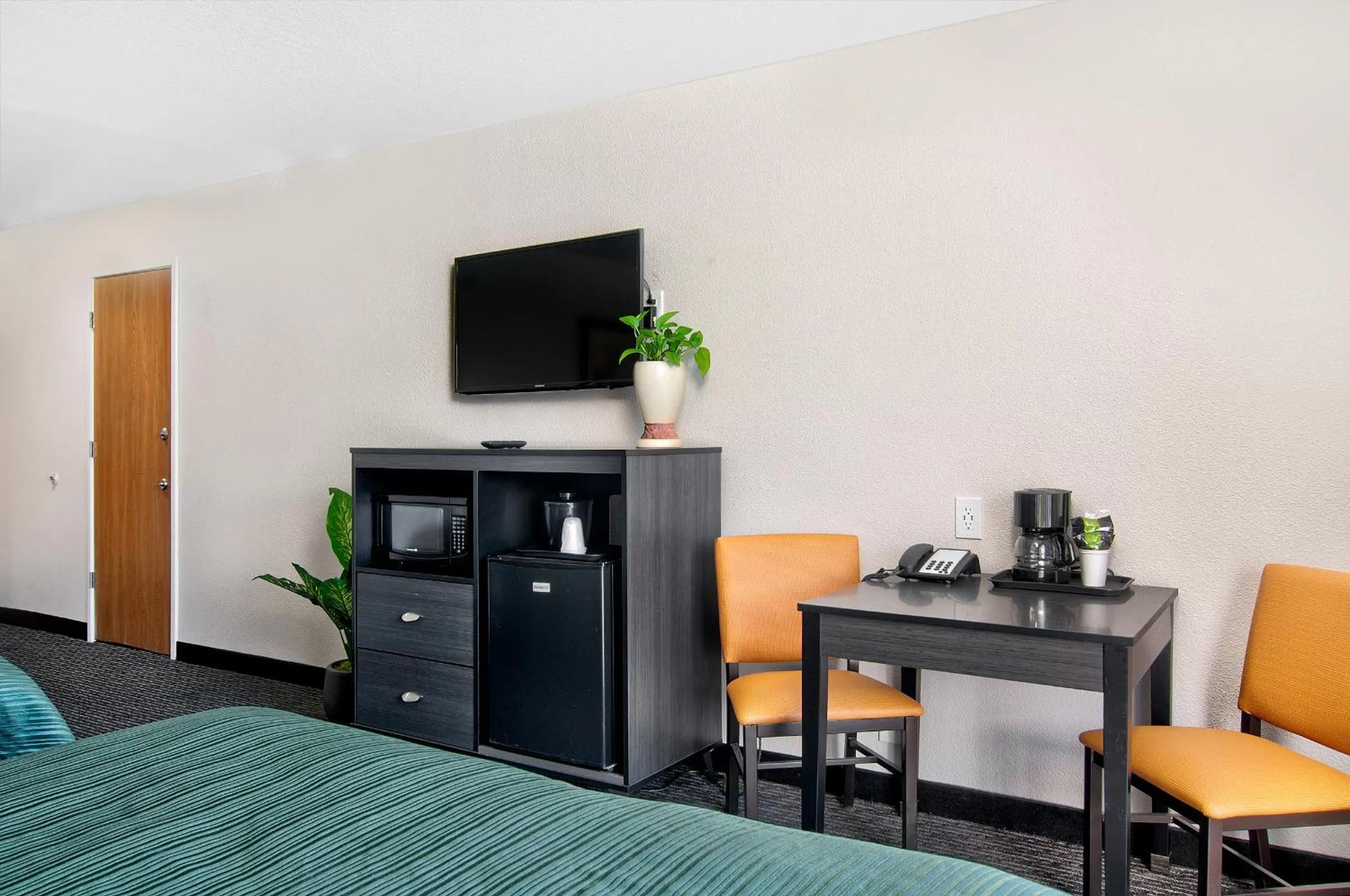 TV and multimedia, Bed in Quality Inn & Suites South San Jose - Morgan Hill