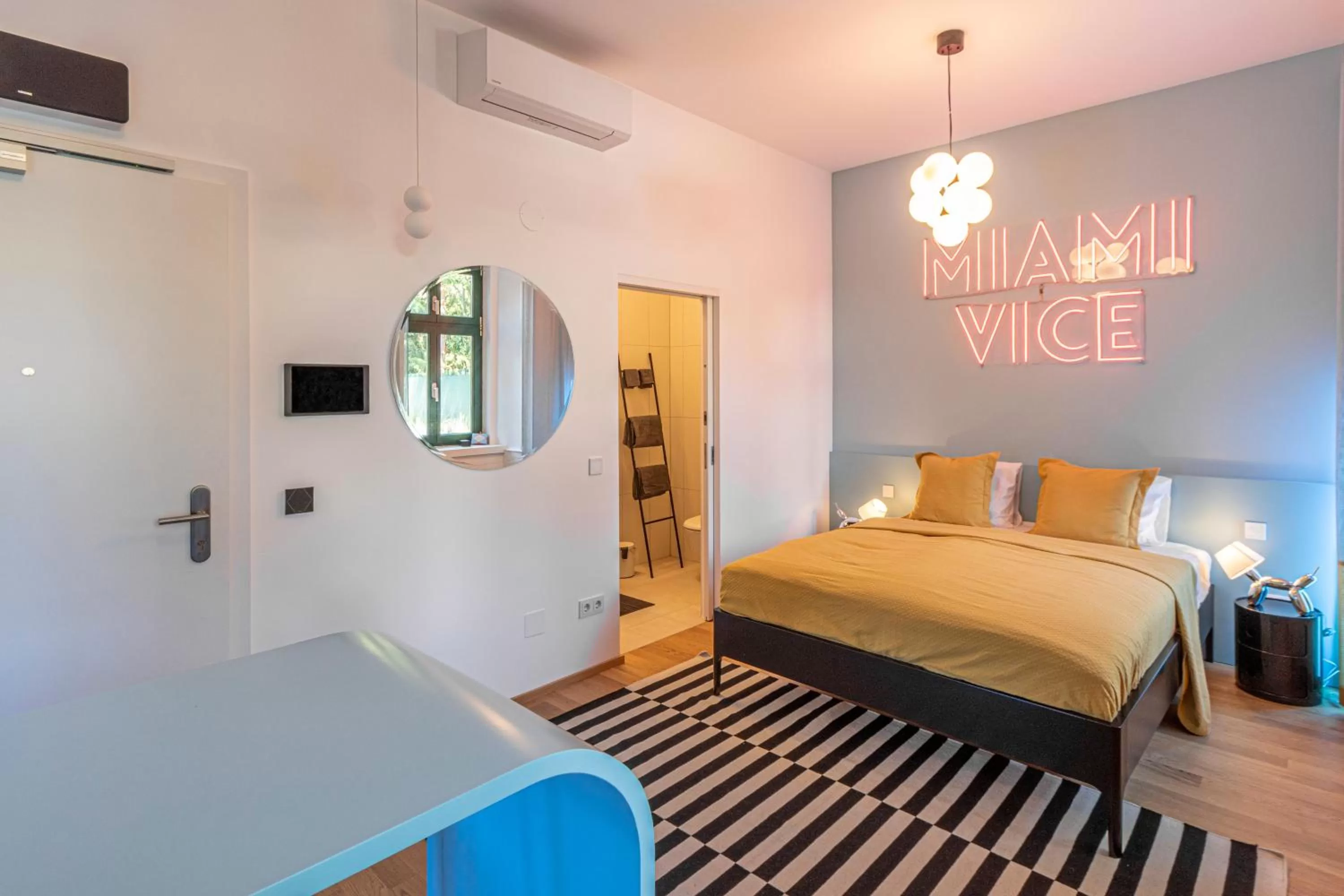 Photo of the whole room, Bed in Sissi West