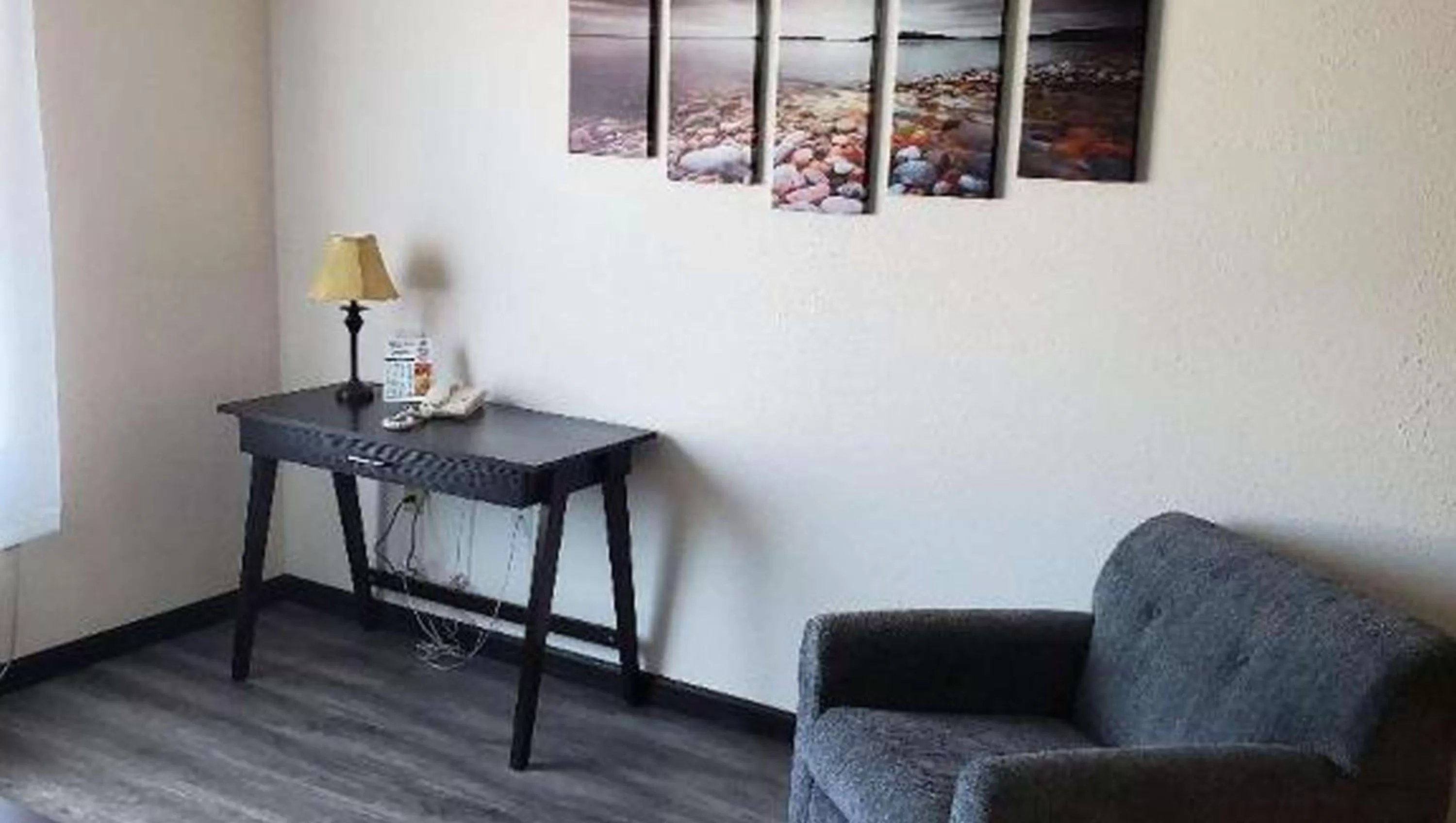 Photo of the whole room in Jasper Ridge Inn Ishpeming