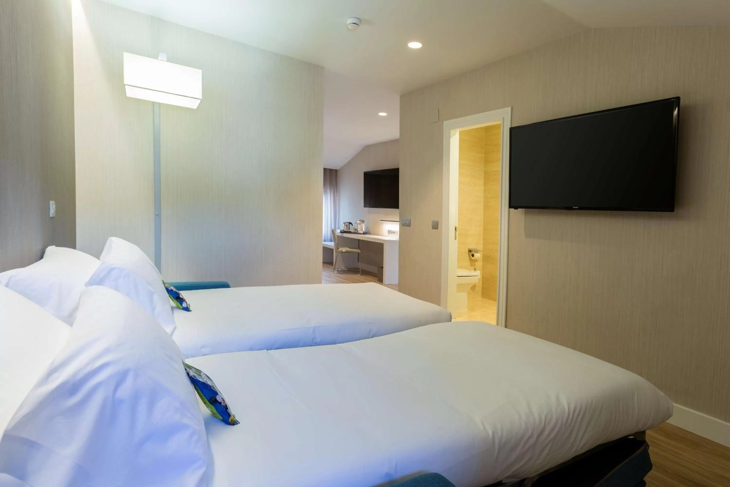 Family Room (2 Adults + 1 Child) in NH Oviedo Principado