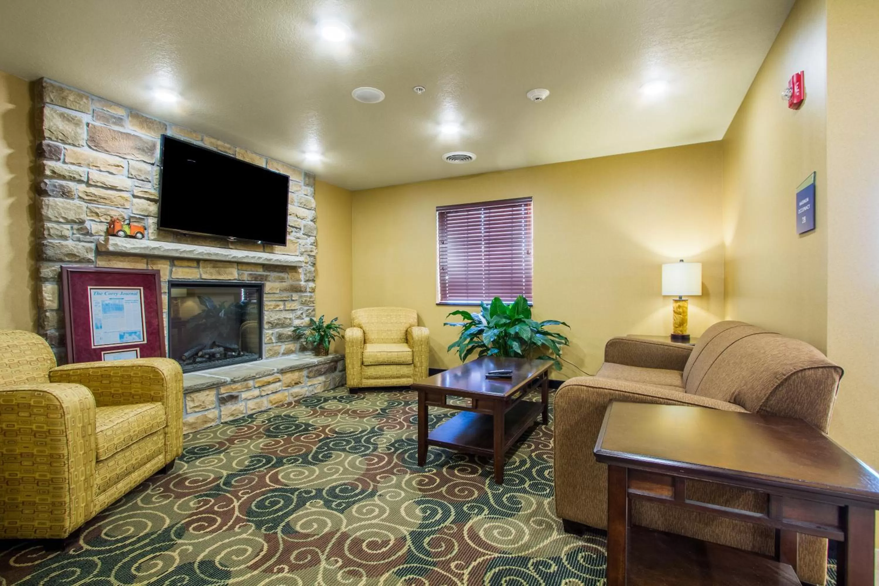 Communal lounge/ TV room in Cobblestone Inn & Suites - Corry