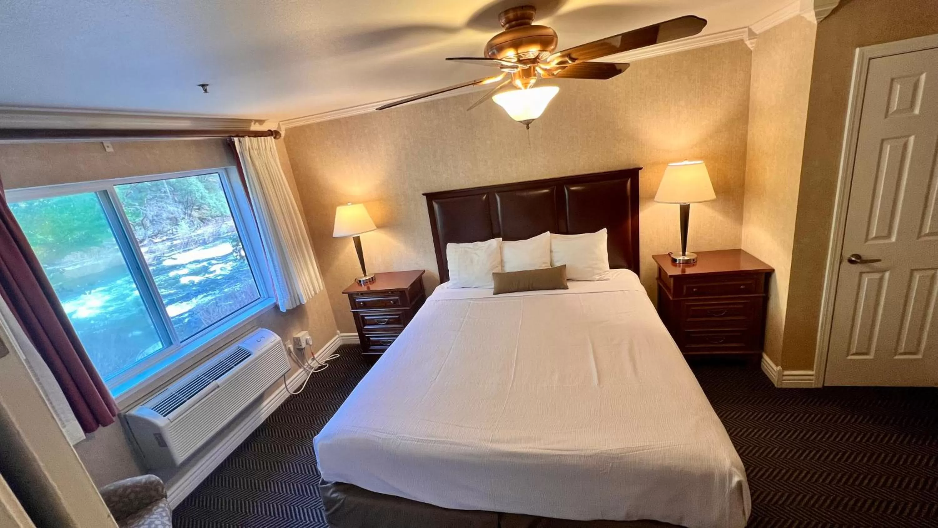 Bed in Yosemite View Lodge