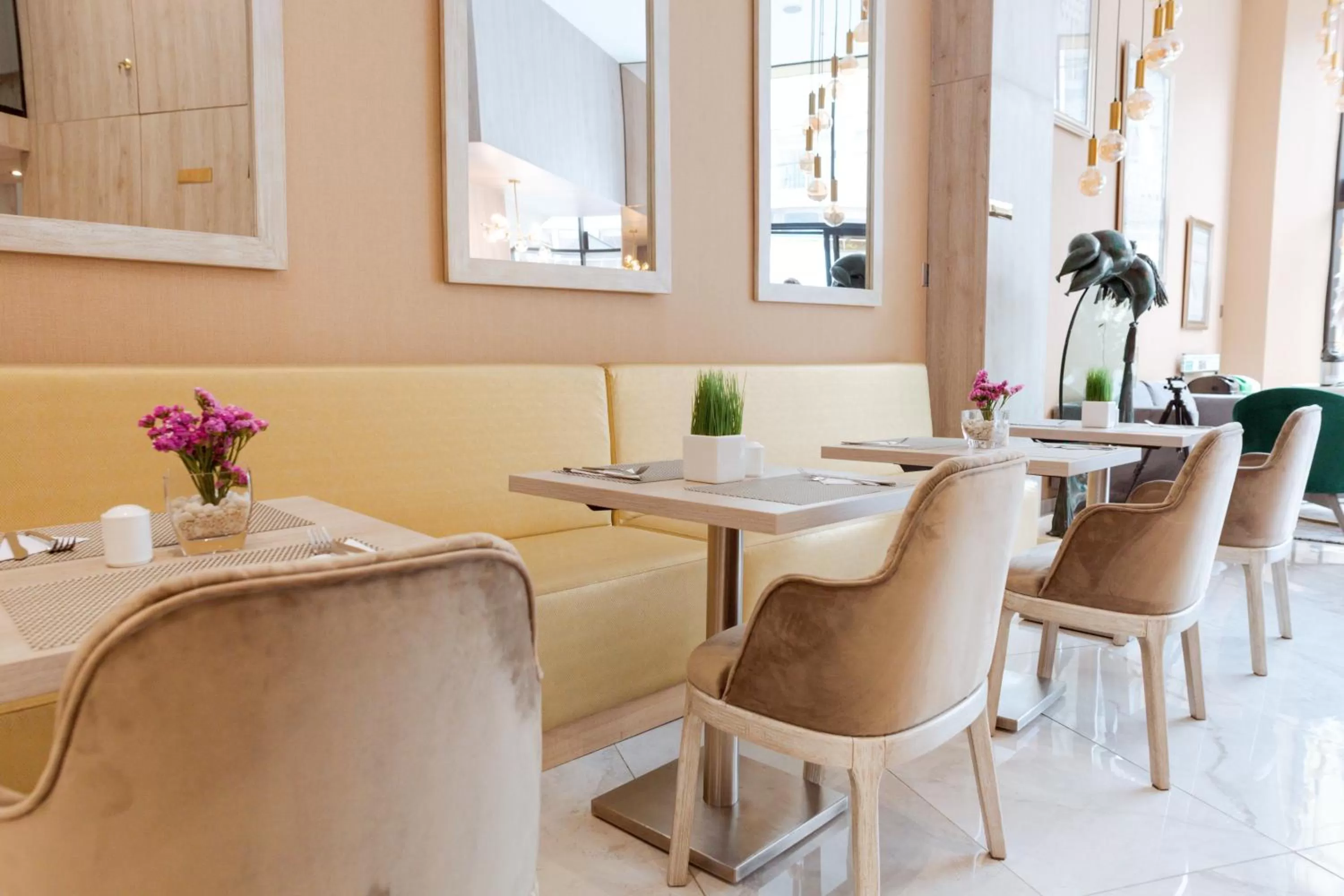 Restaurant/places to eat in Hotel City Bog Corferias