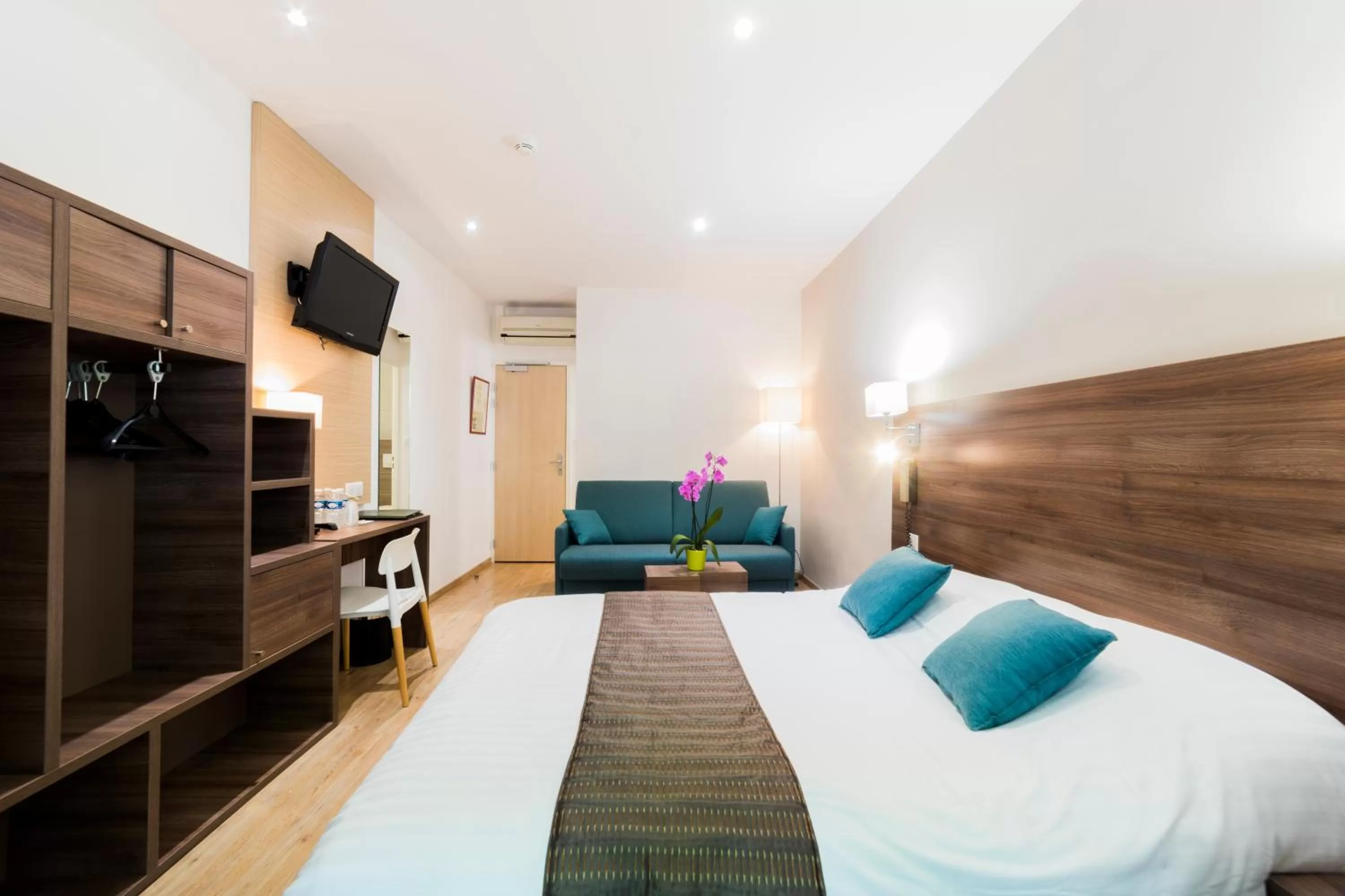 Bedroom, Bed in Logis Hôtel Restaurant Le Cours